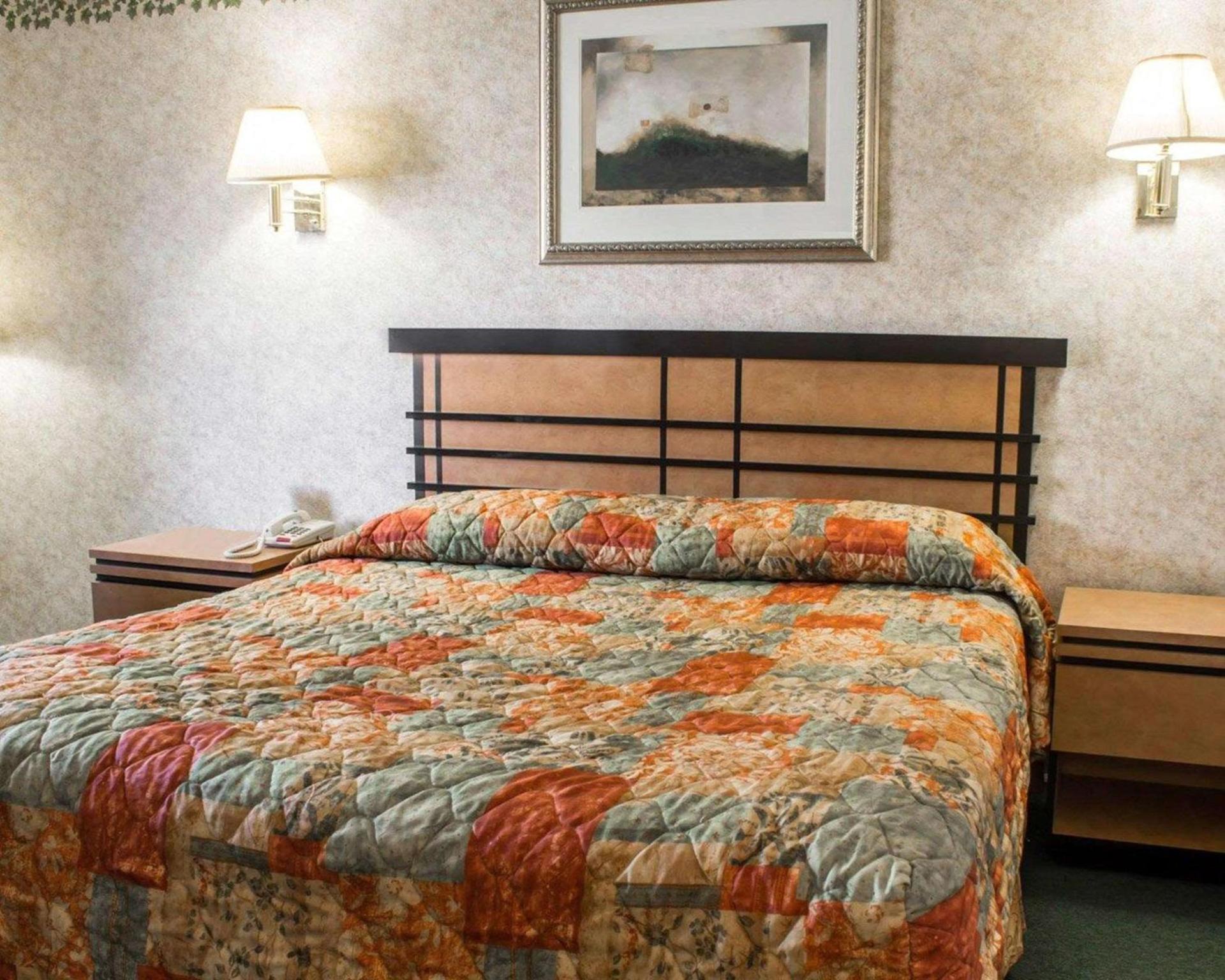 Econo Lodge Inn & Suites Colonie Center Mall photo 10