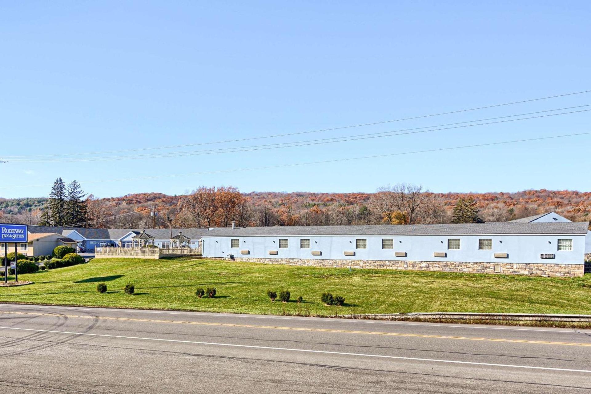 Rodeway Inn & Suites photo 1