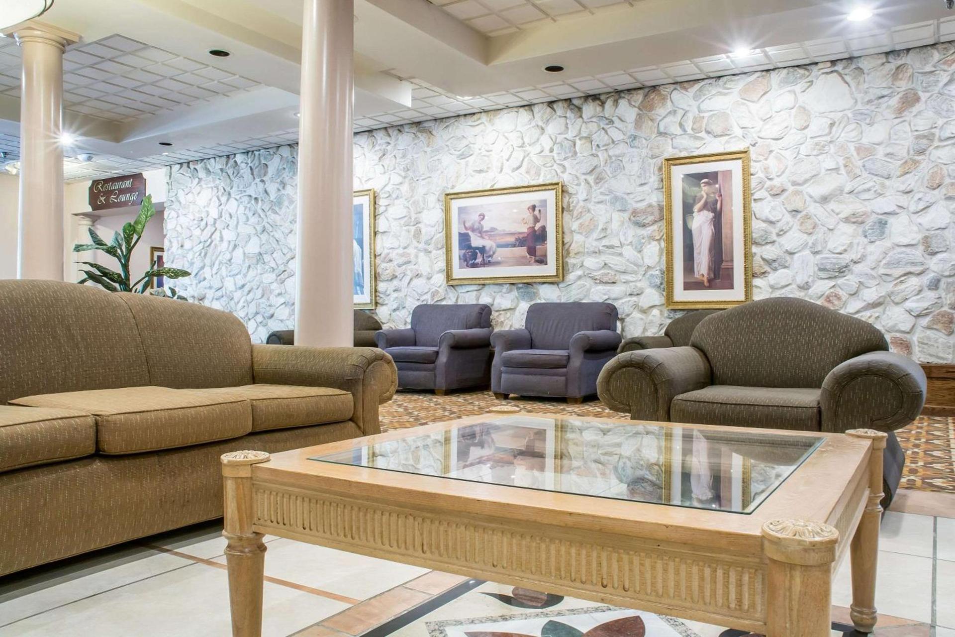 Quality Inn & Suites Palm Island Indoor Waterpark — hotel in Batavia