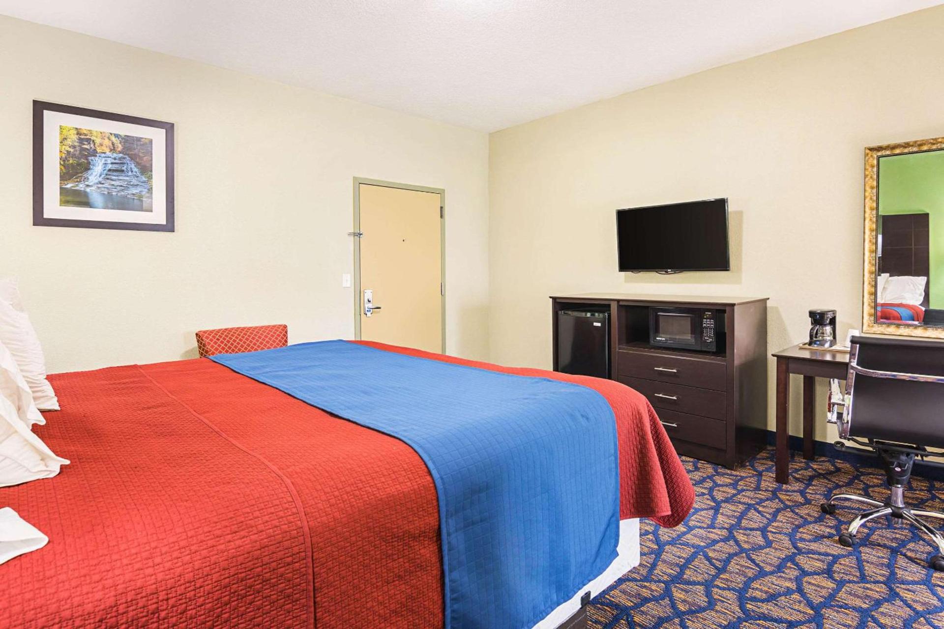 Rodeway Inn & Suites photo 17