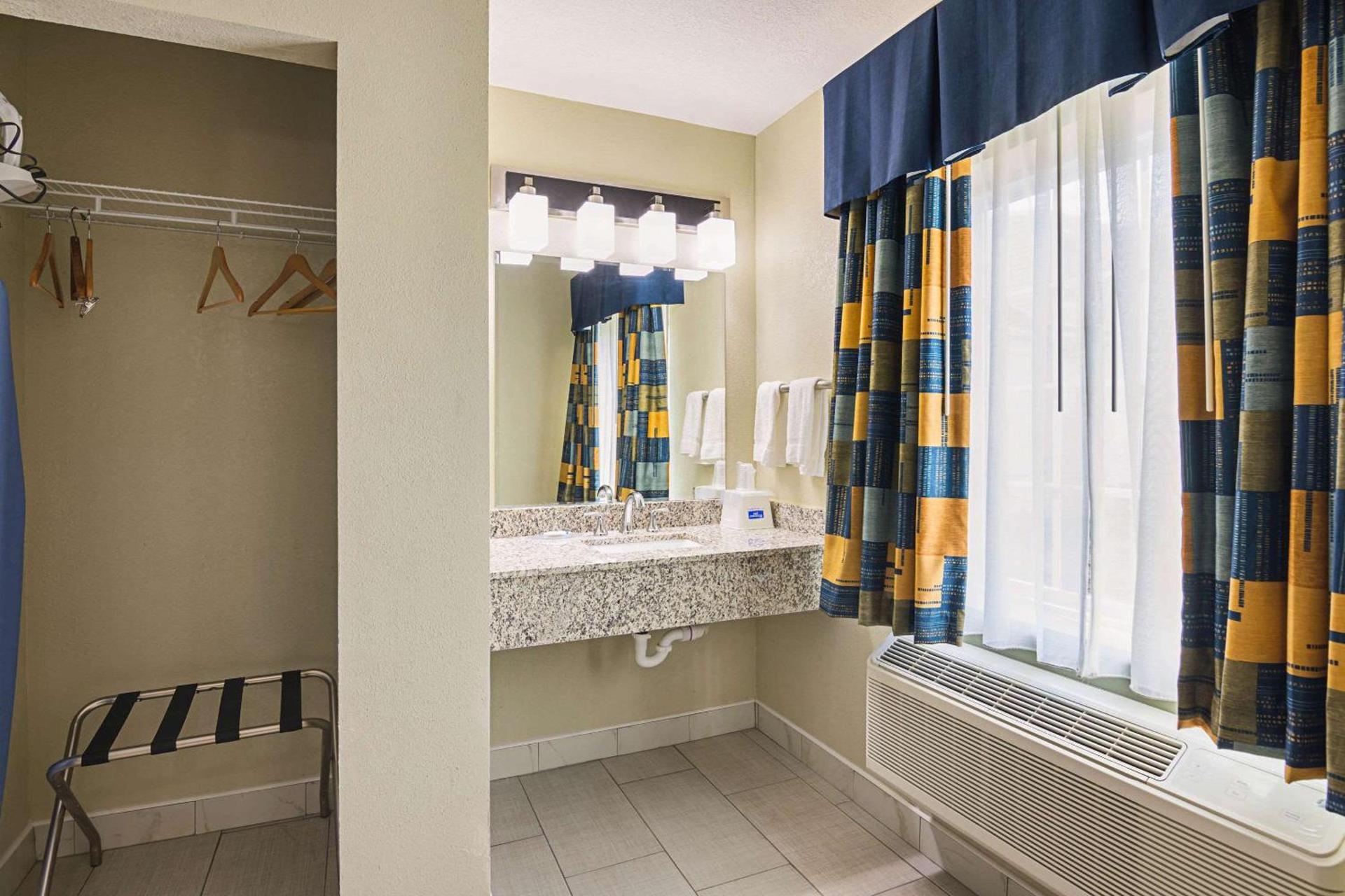 Rodeway Inn & Suites photo 16