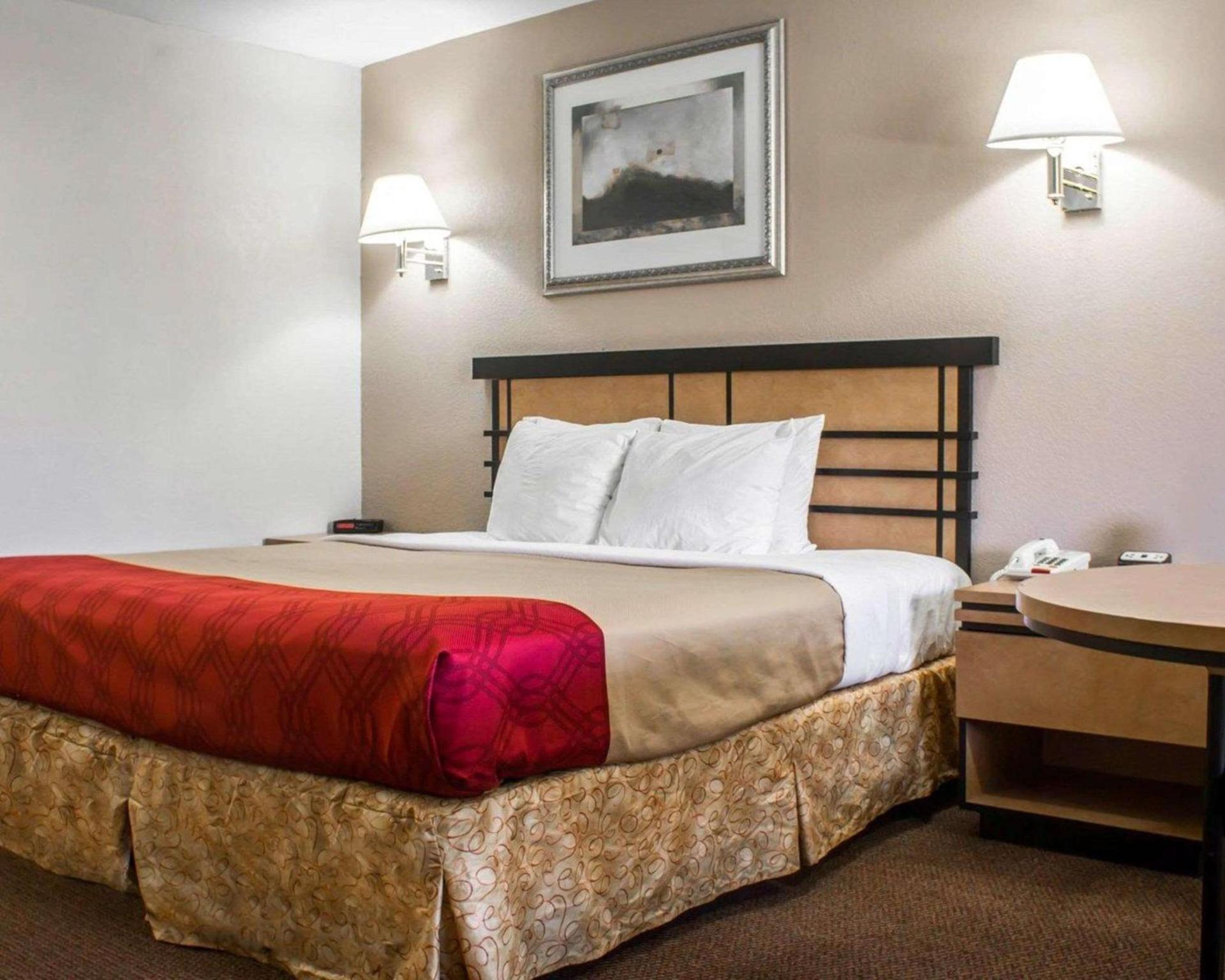 Econo Lodge Inn & Suites Colonie Center Mall photo 21