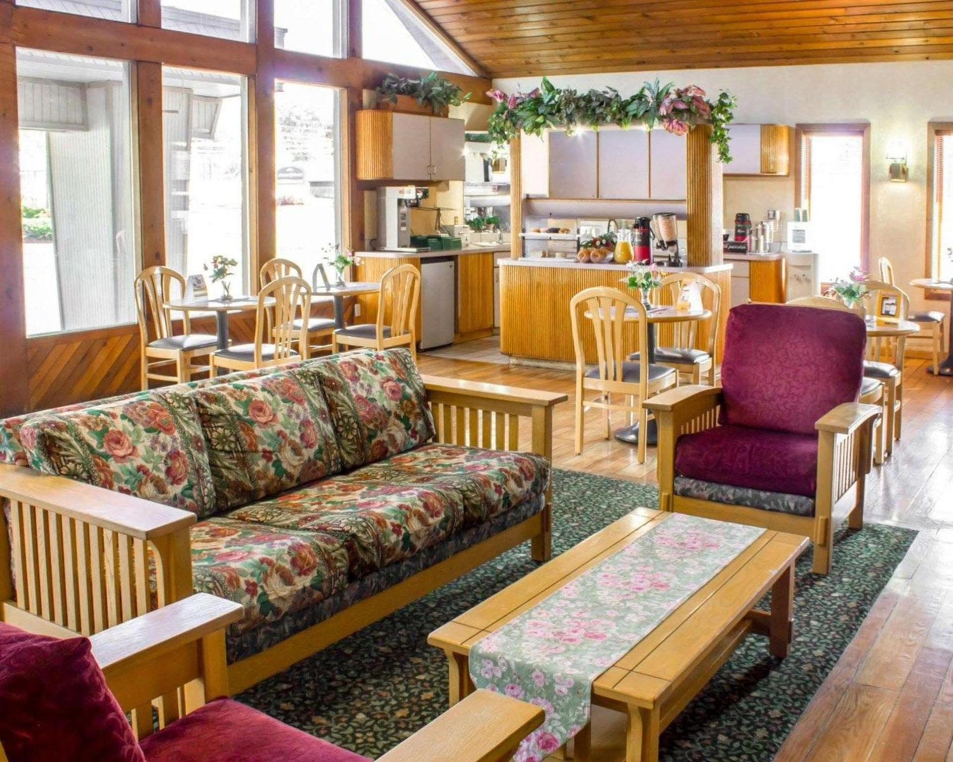 Econo Lodge Inn & Suites Colonie Center Mall photo 24