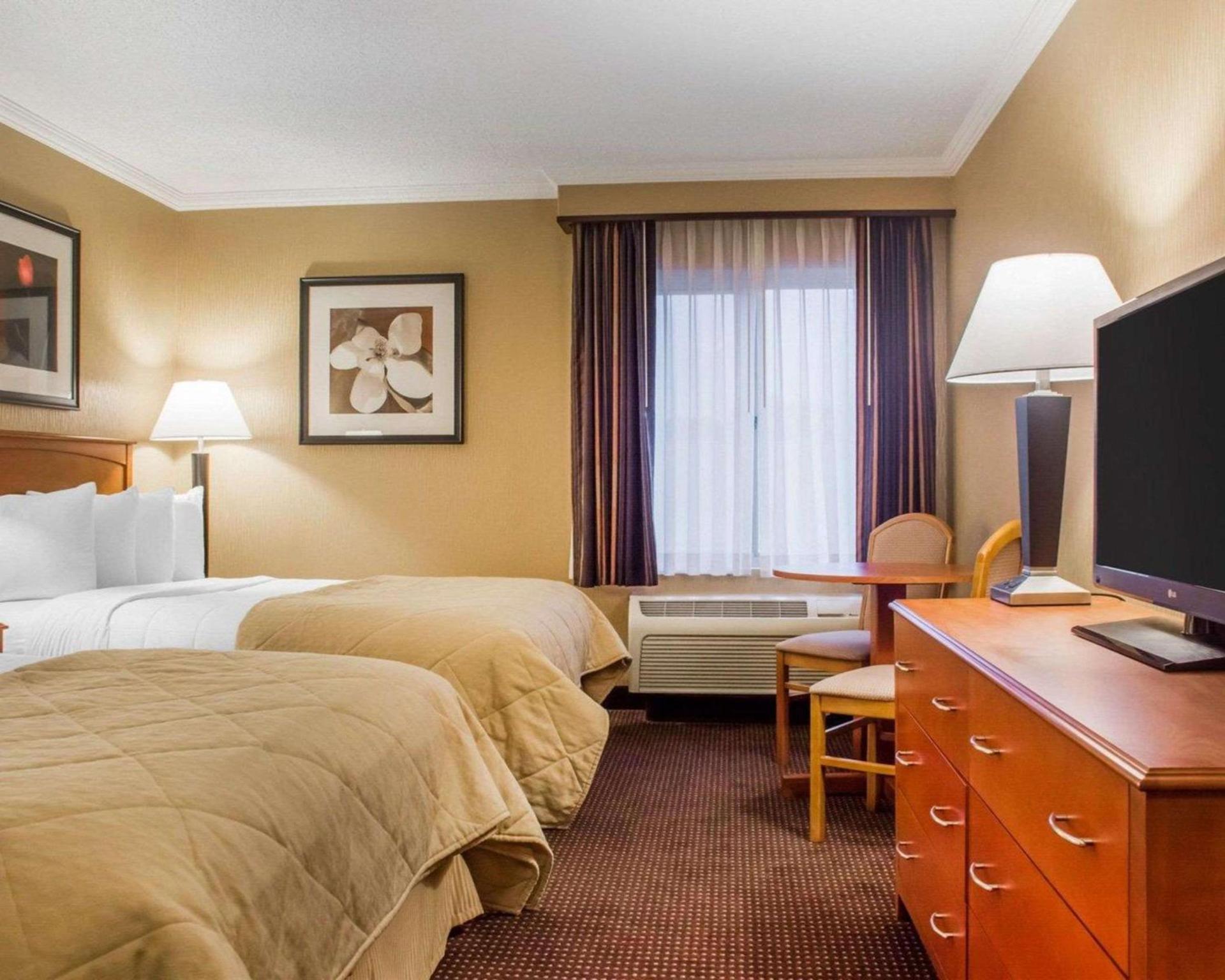 Clarion Hotel & Suites Riverfront photo 5