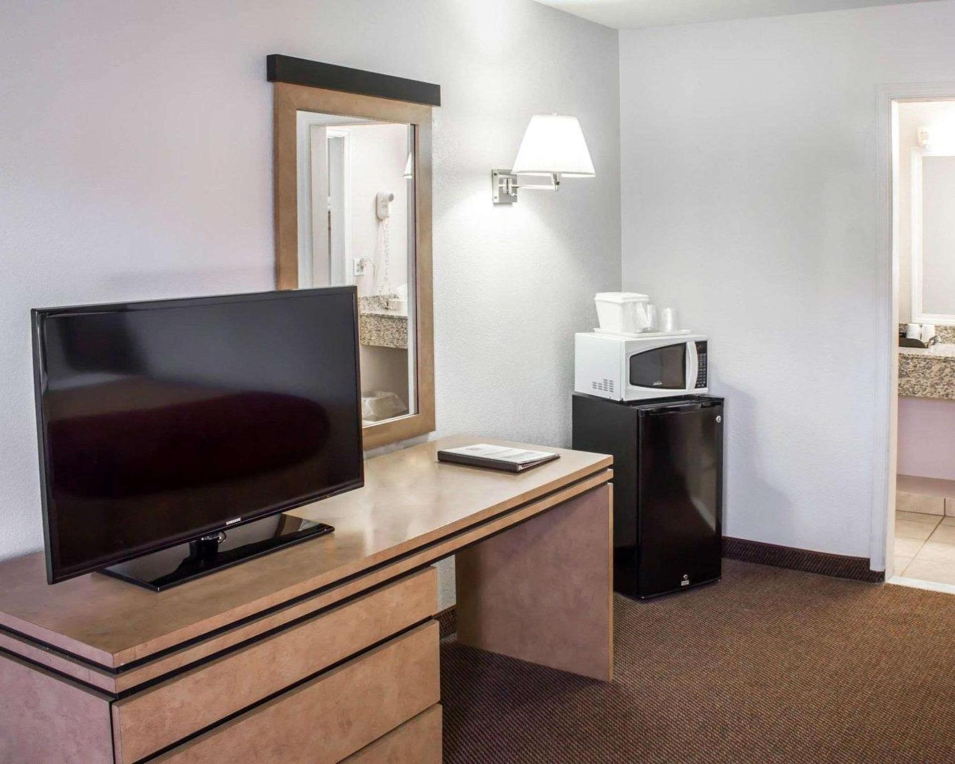 Econo Lodge Inn & Suites Colonie Center Mall photo 26