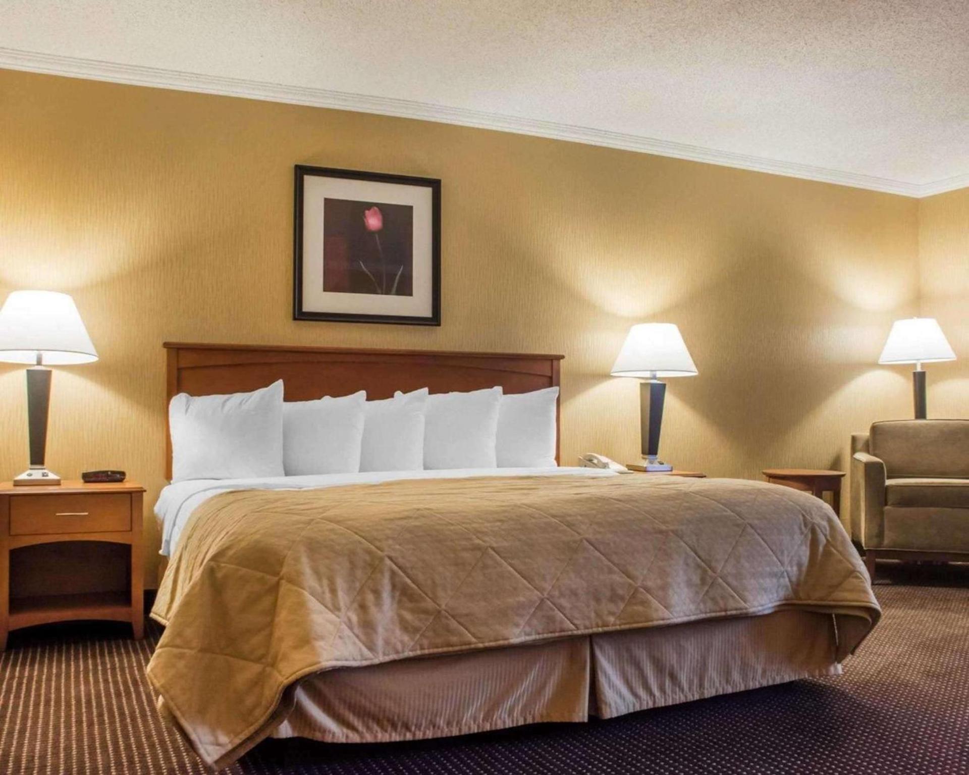 Clarion Hotel & Suites Riverfront photo 8