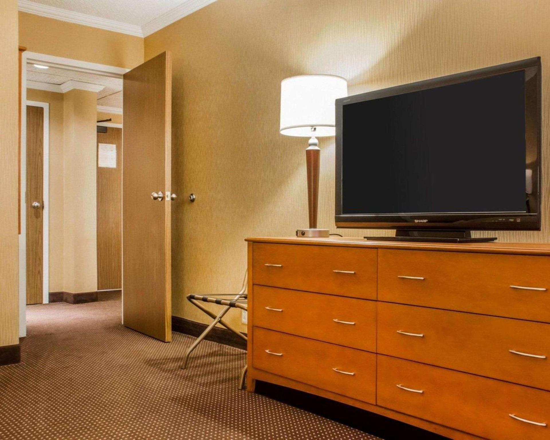 Clarion Hotel & Suites Riverfront photo 35