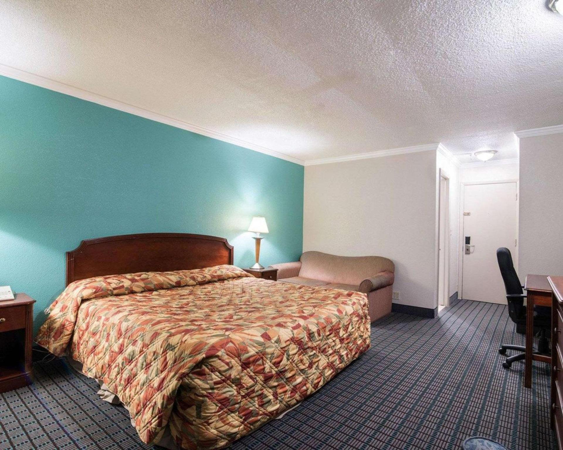 Rodeway Inn Syracuse Carrier Circle photo 4