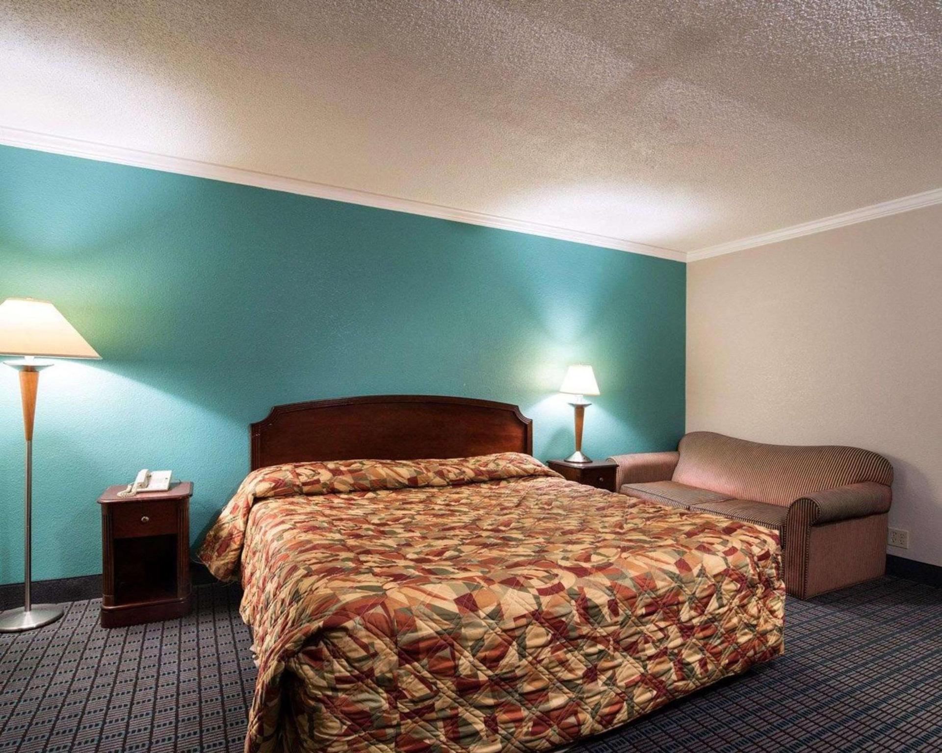 Rodeway Inn Syracuse Carrier Circle photo 14