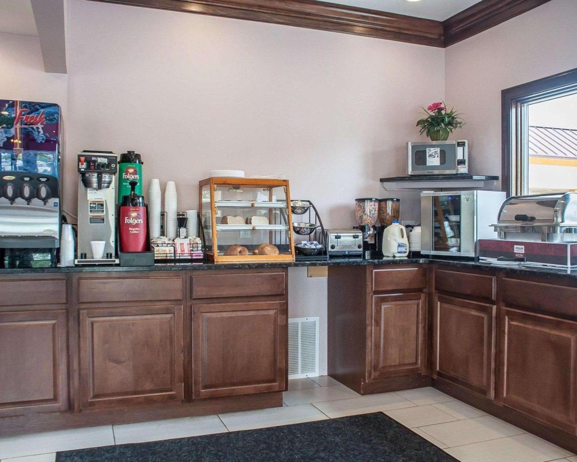 Amherst Inn & Suites photo 9