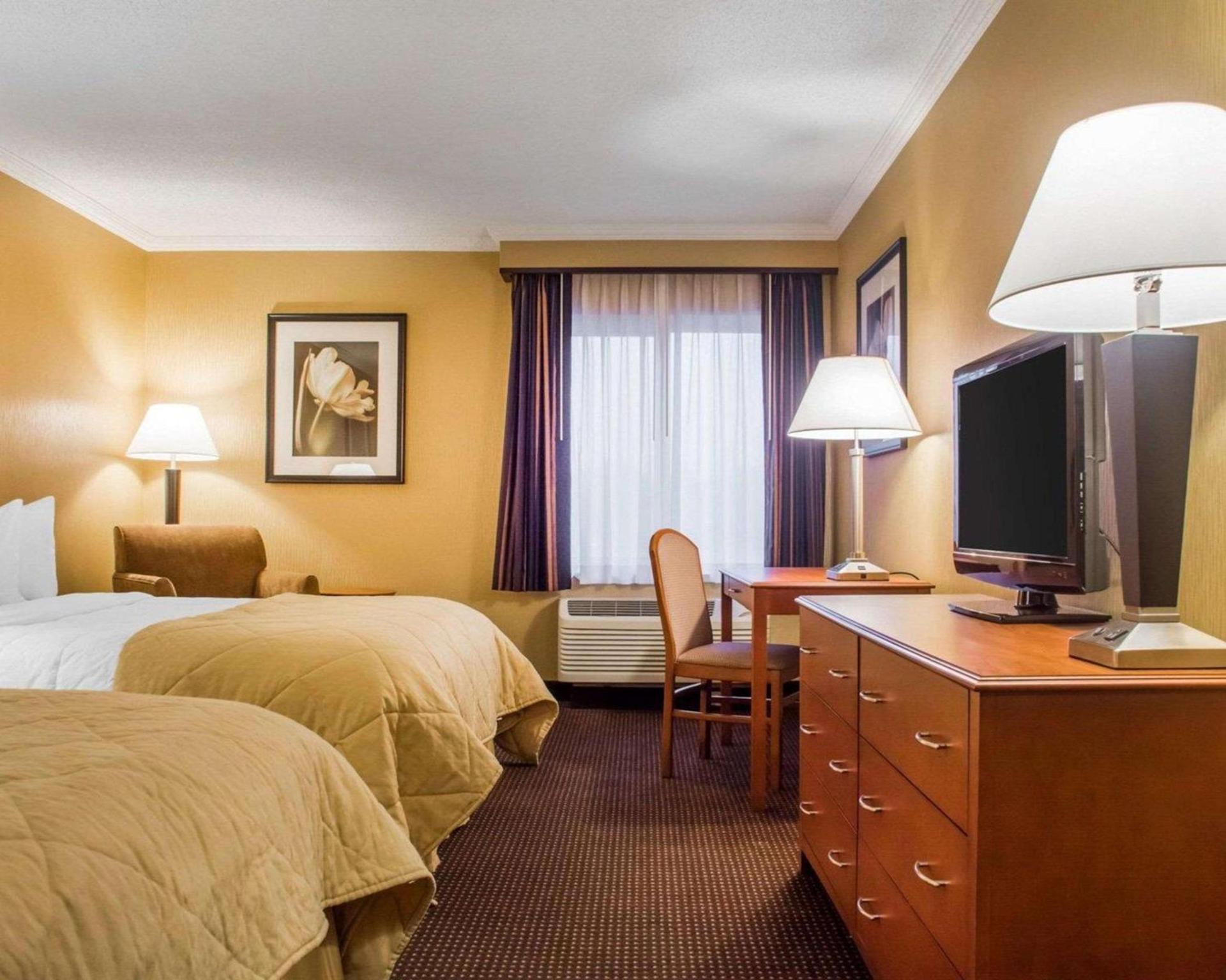 Clarion Hotel & Suites Riverfront photo 4