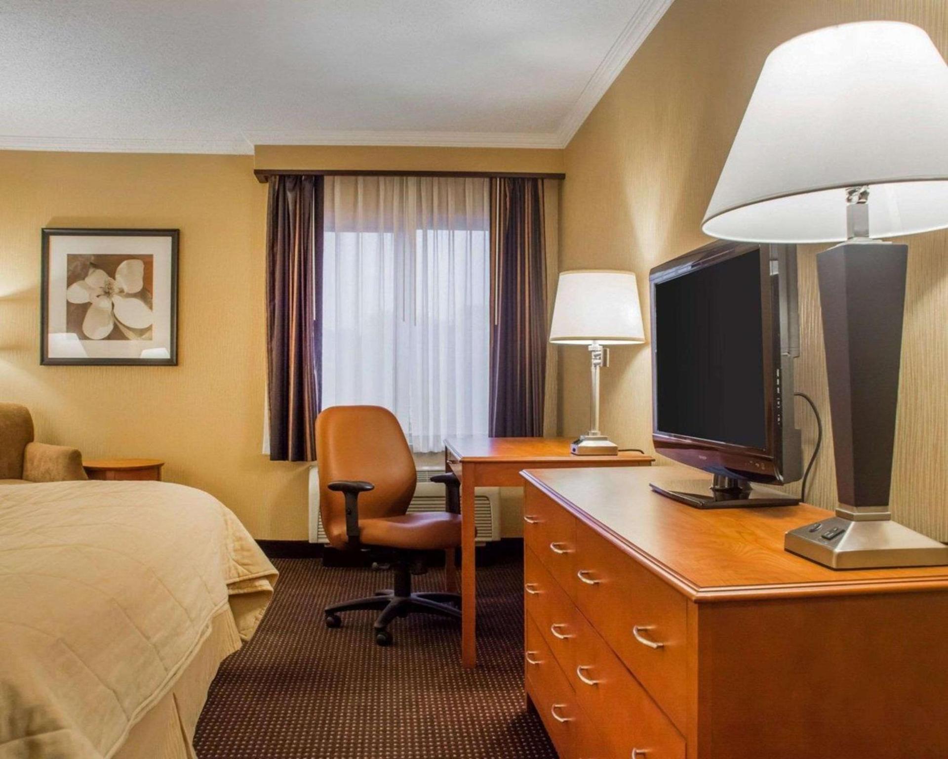 Clarion Hotel & Suites Riverfront photo 3