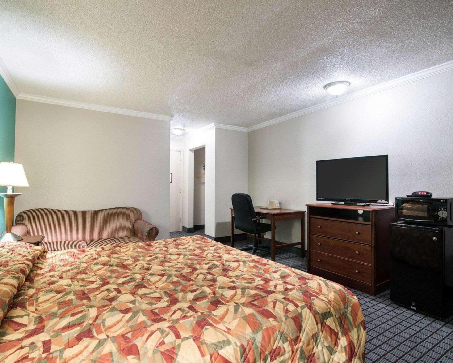 Rodeway Inn Syracuse Carrier Circle photo 15