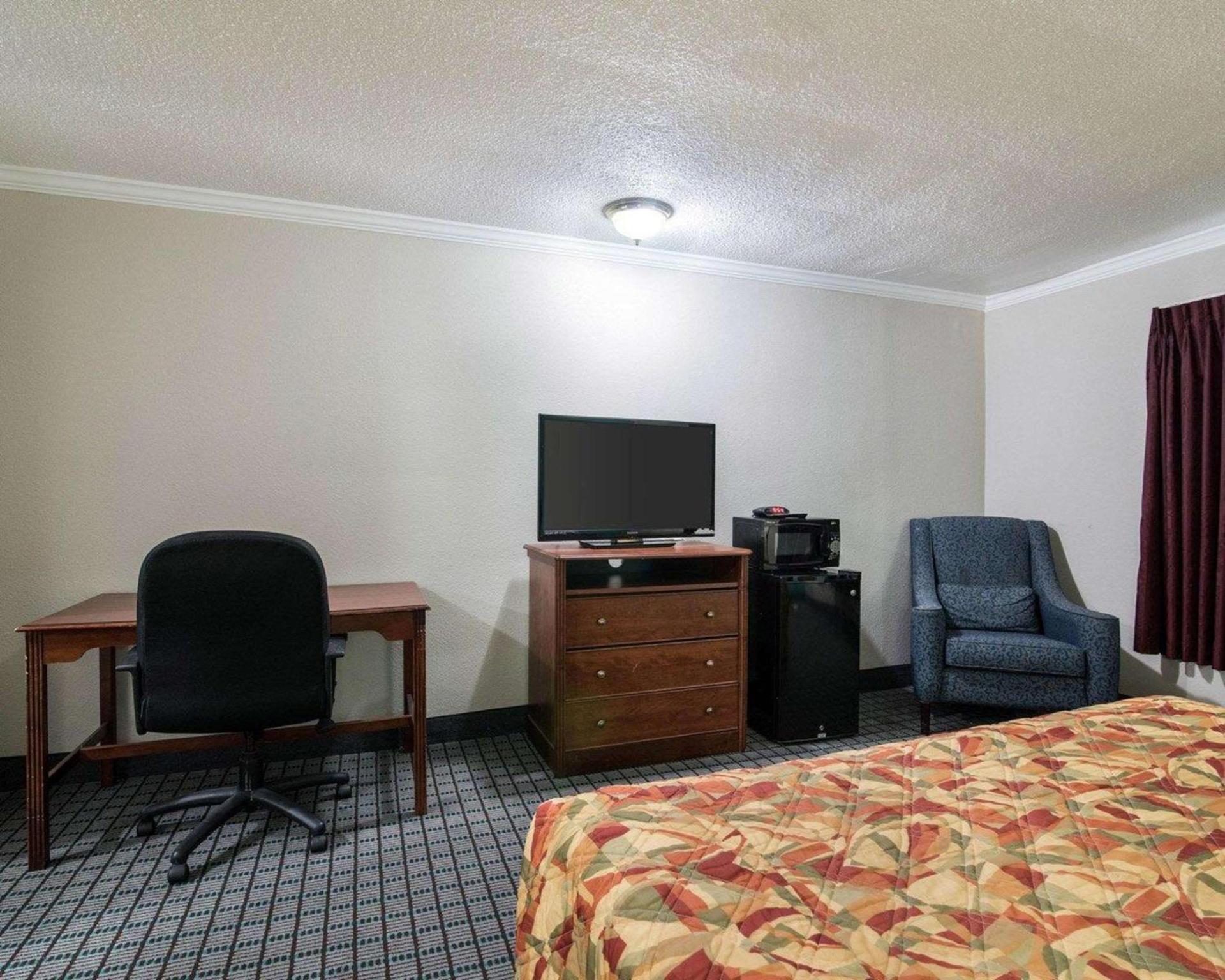 Rodeway Inn Syracuse Carrier Circle photo 9