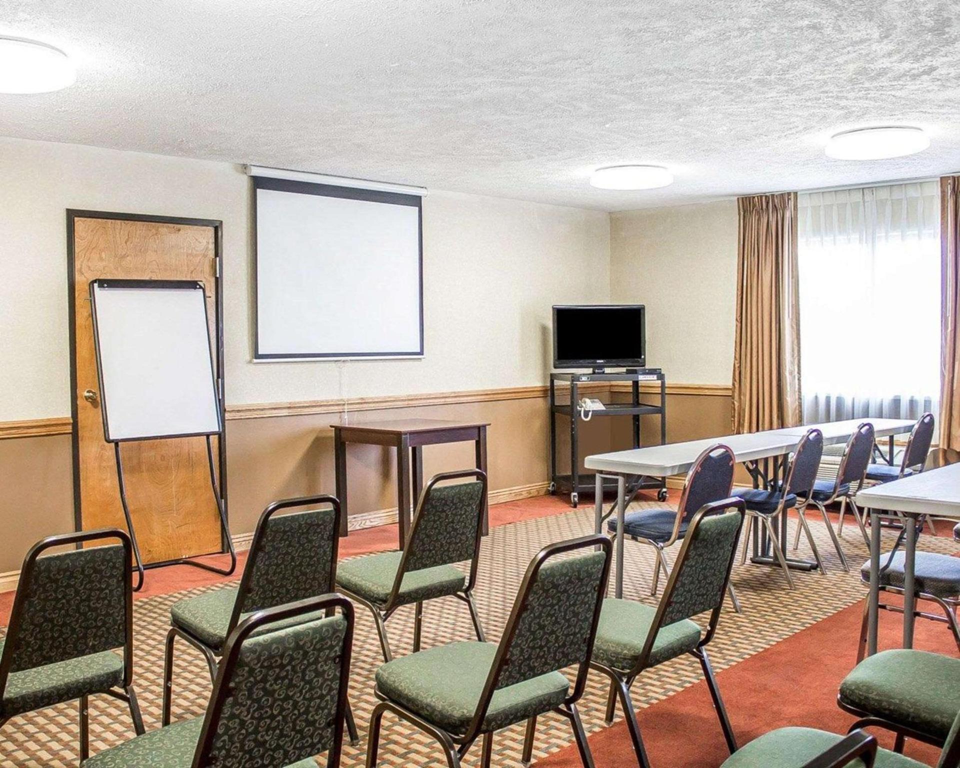 Quality Inn Elyria photo 11