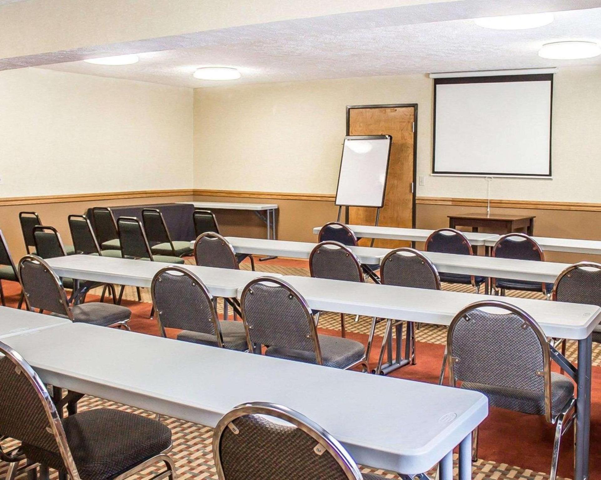 Quality Inn Elyria photo 9