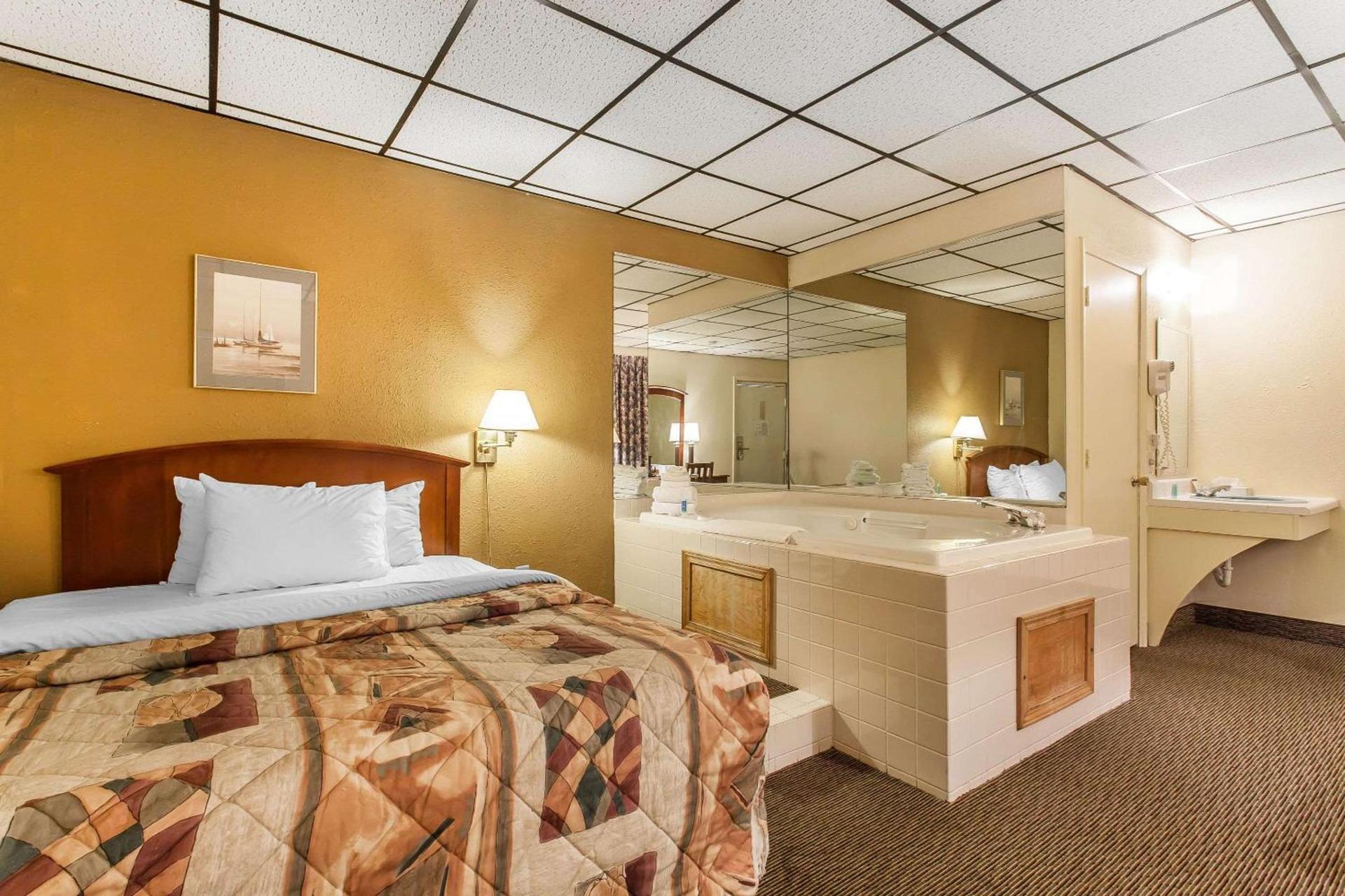 Rodeway Inn Sandusky North photo 34