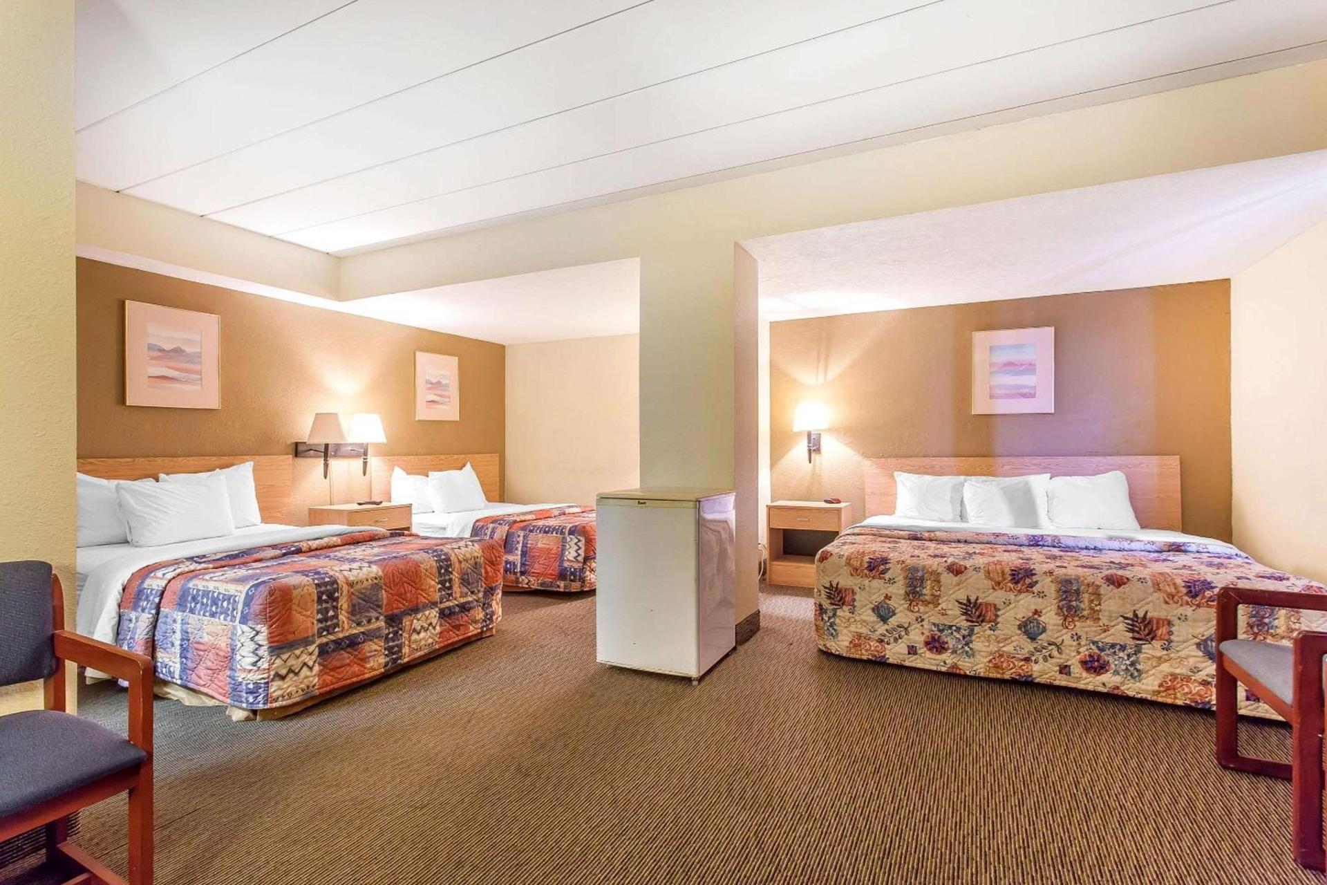 Rodeway Inn Sandusky North photo 9
