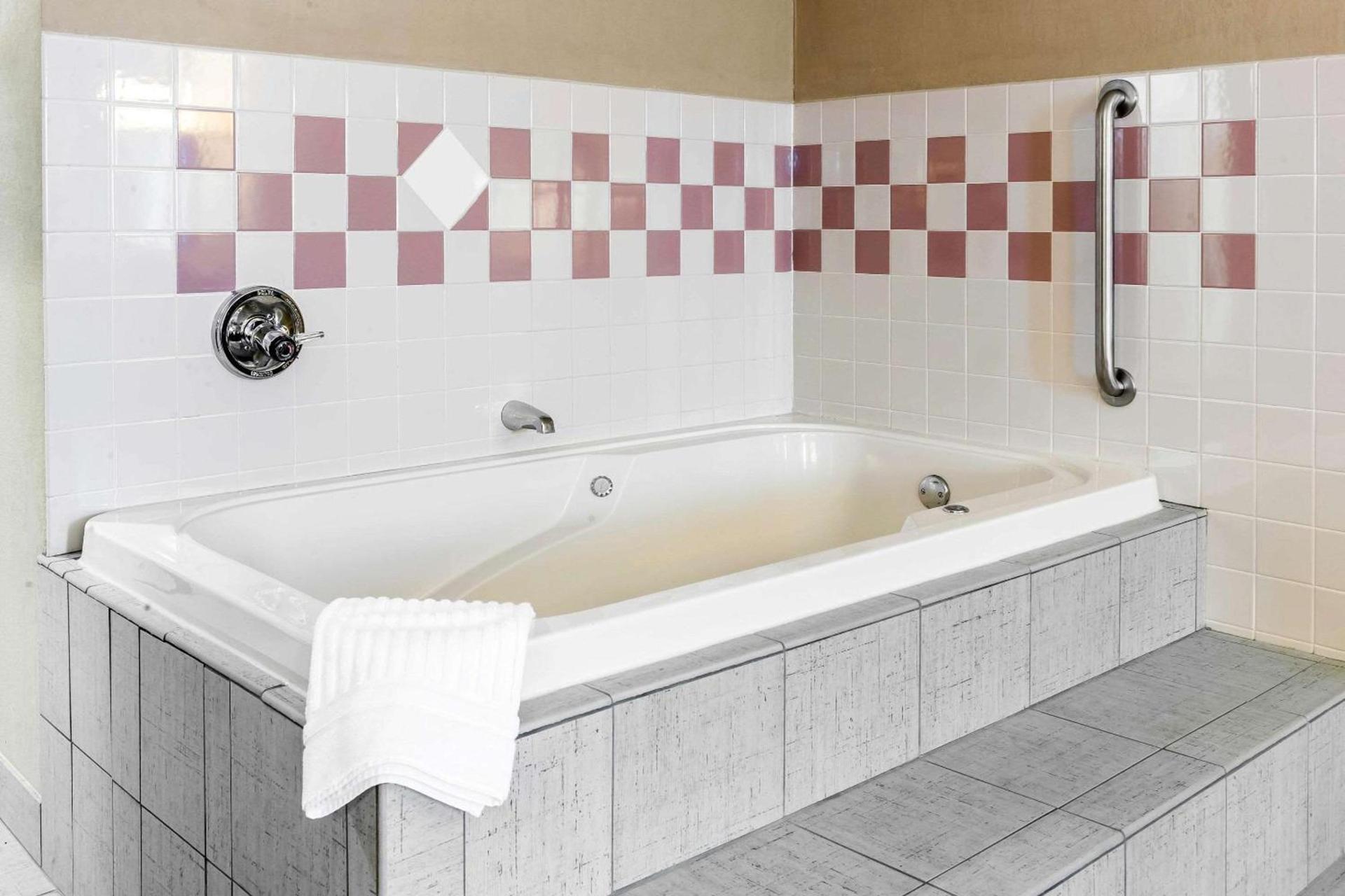 Quality Inn Defiance photo 3
