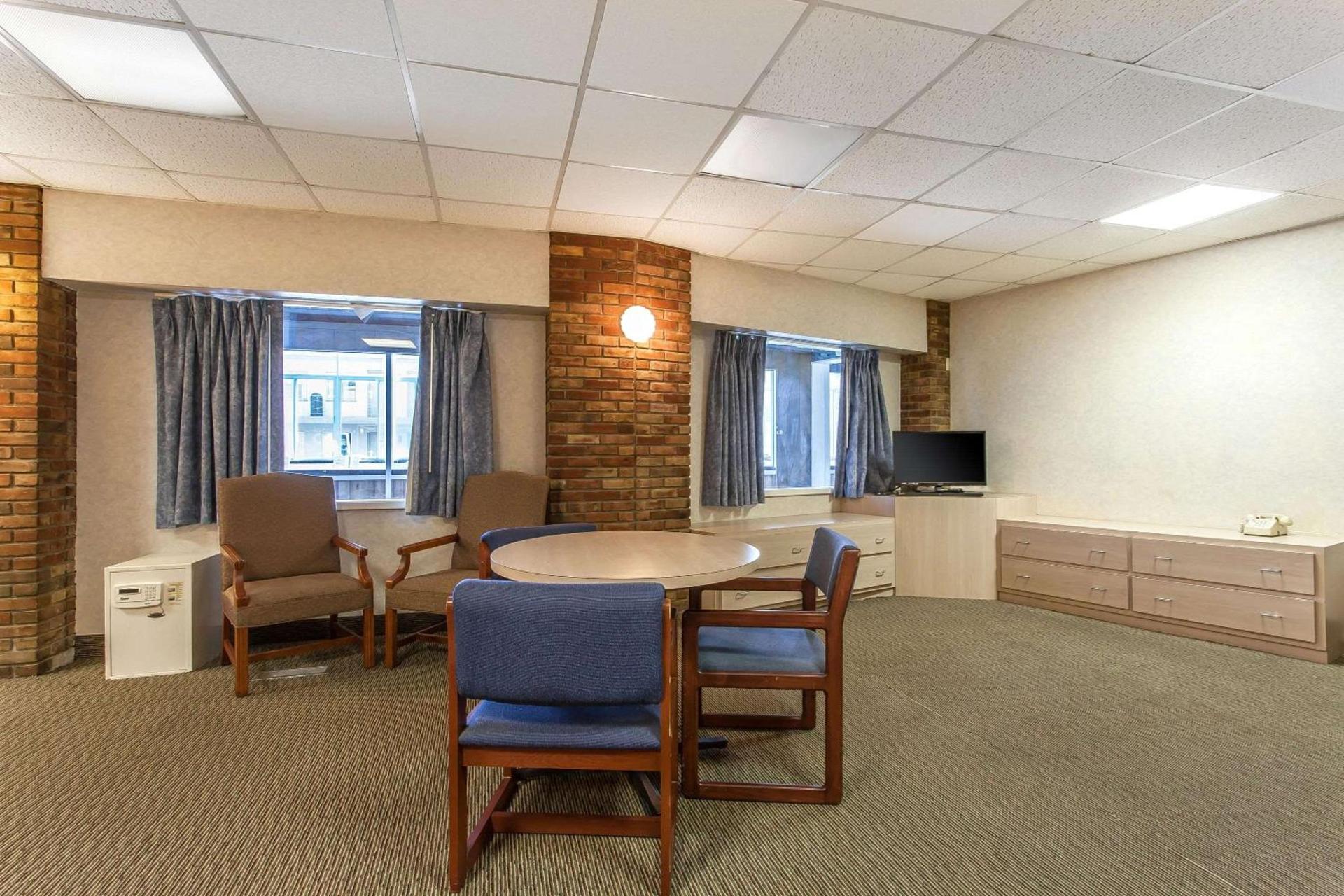 Rodeway Inn Sandusky North photo 13