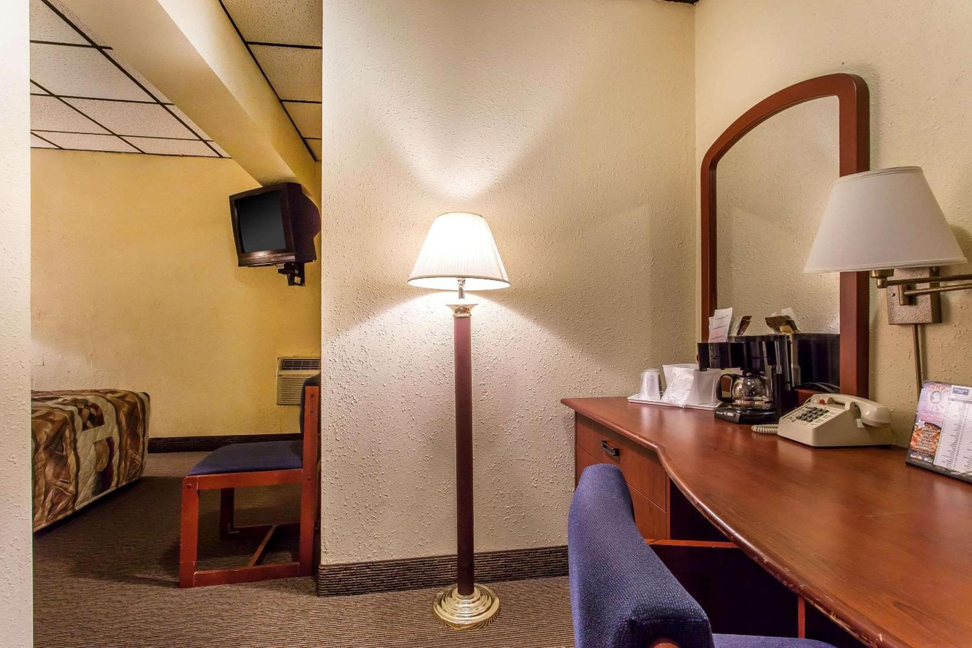 Rodeway Inn Sandusky North photo 25