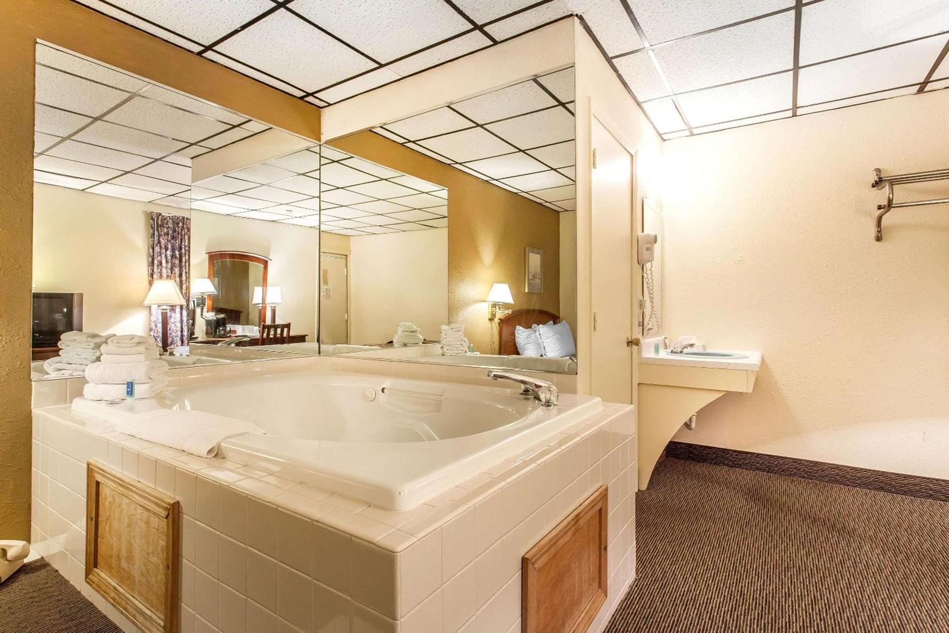 Rodeway Inn Sandusky North photo 37