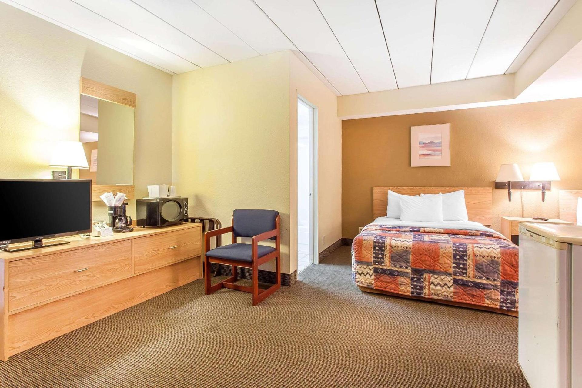 Rodeway Inn Sandusky North photo 30