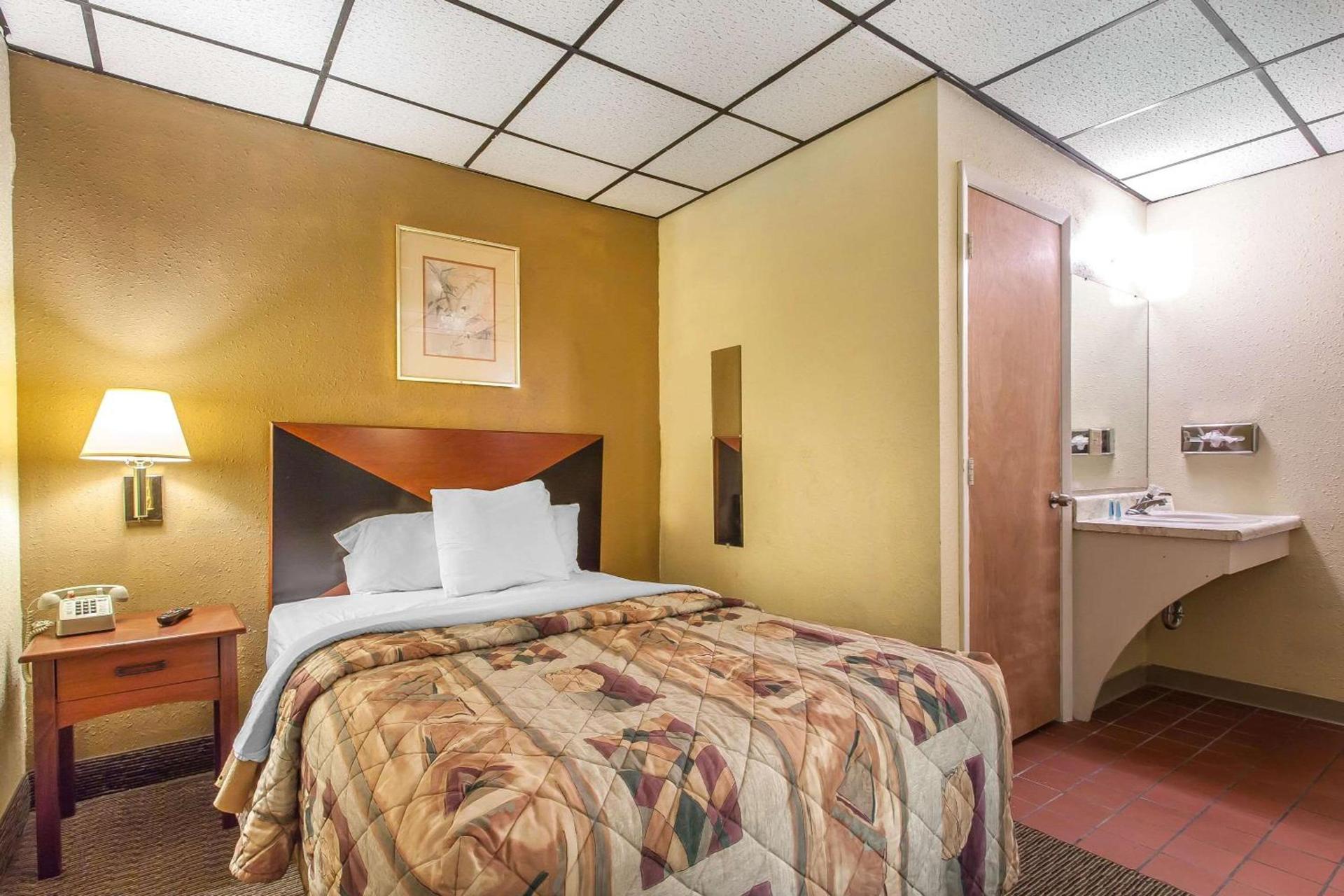 Rodeway Inn Sandusky North photo 26