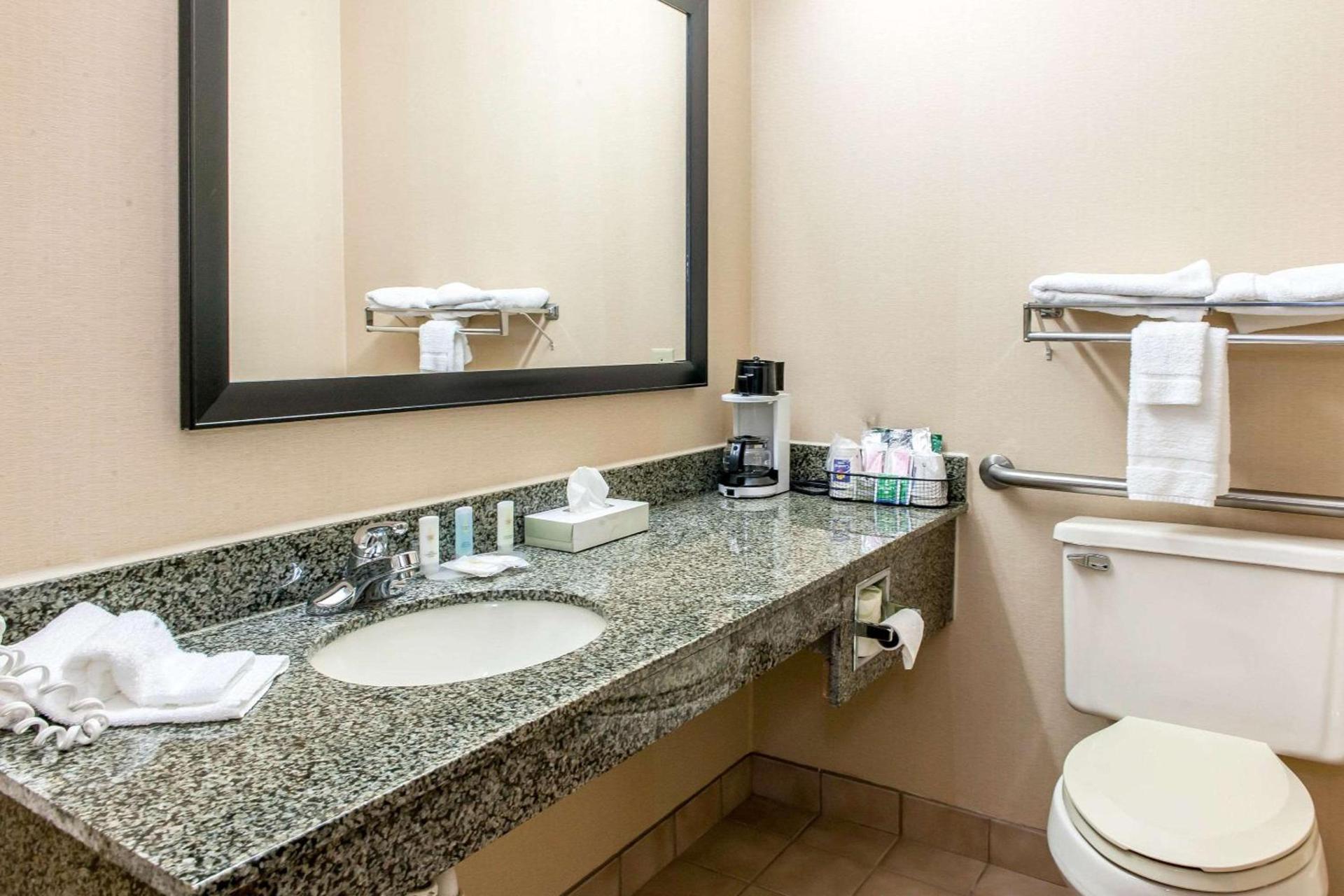 Quality Inn Defiance photo 11
