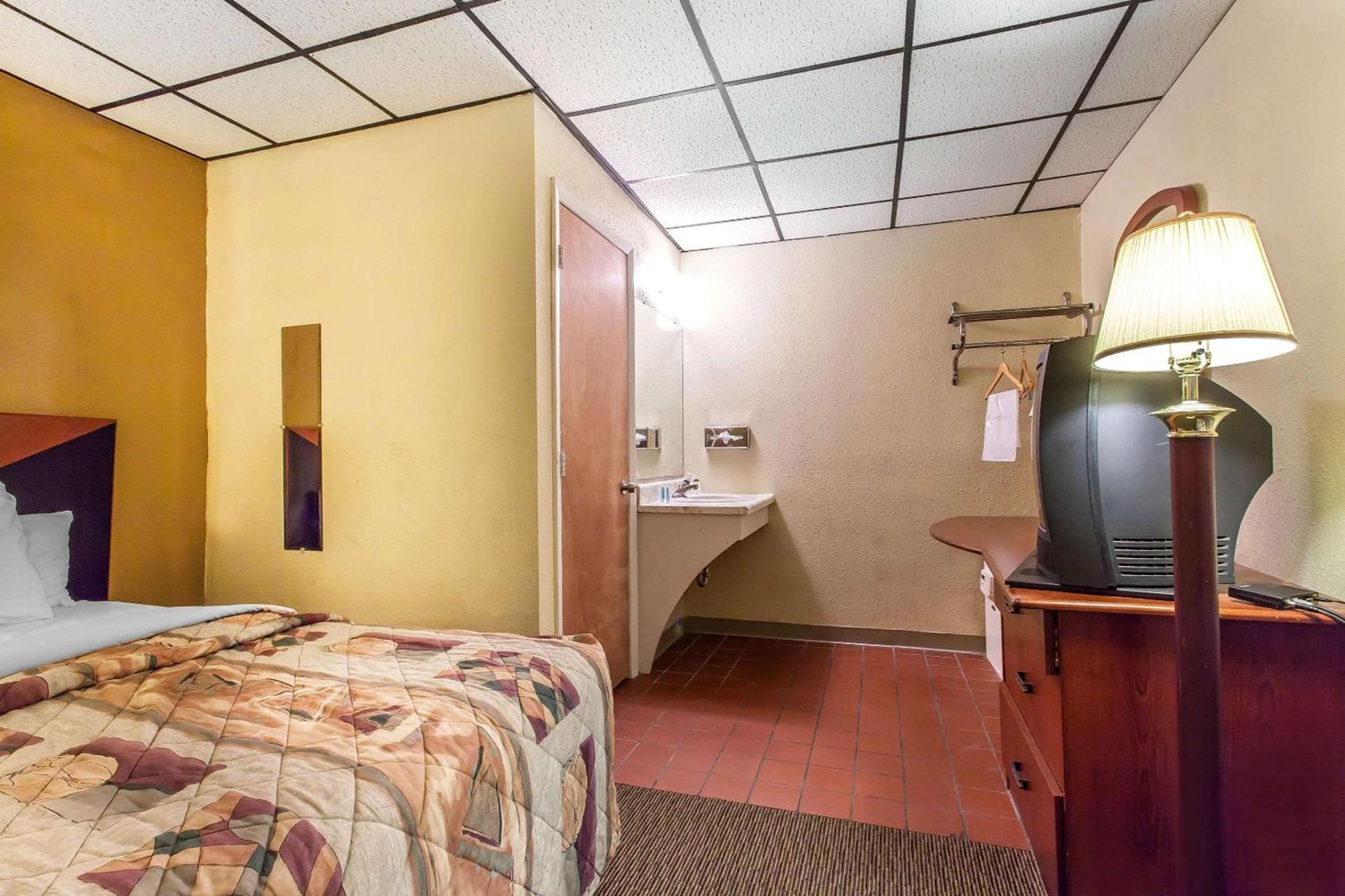 Rodeway Inn Sandusky North photo 12