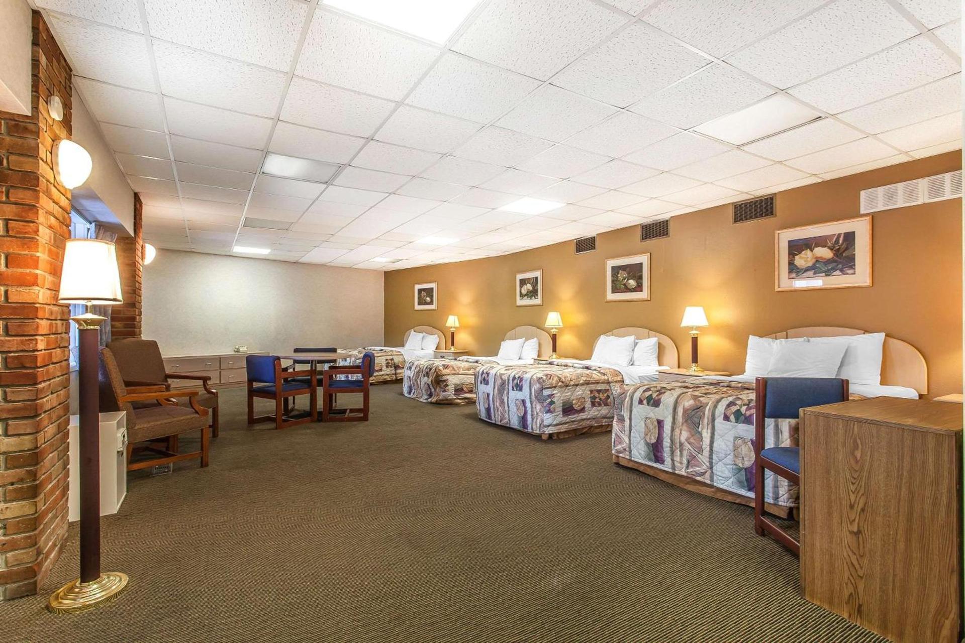 Rodeway Inn Sandusky North photo 11