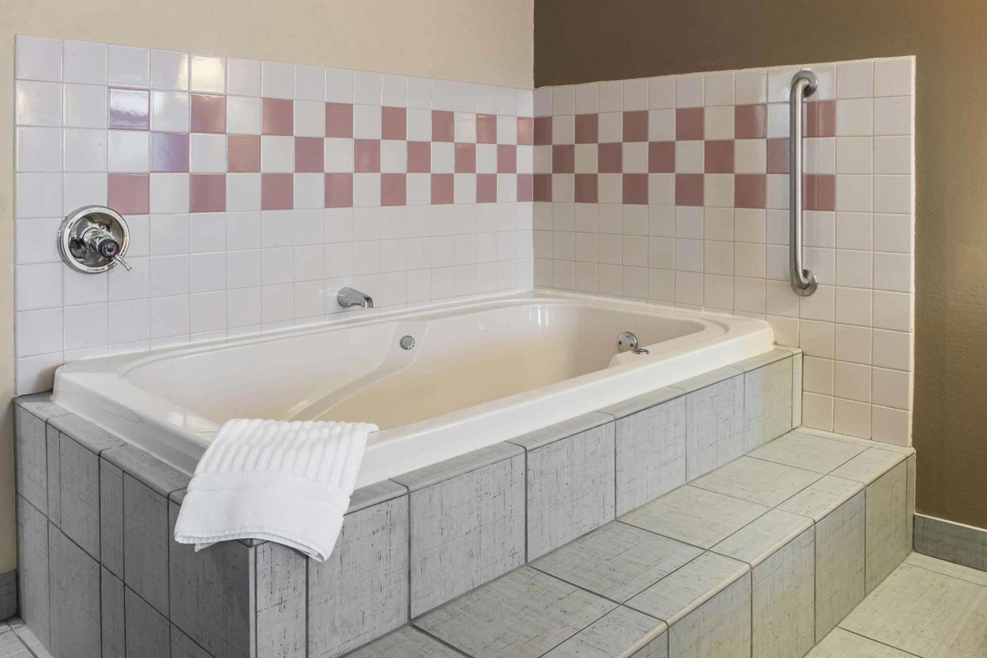 Quality Inn Defiance photo 14