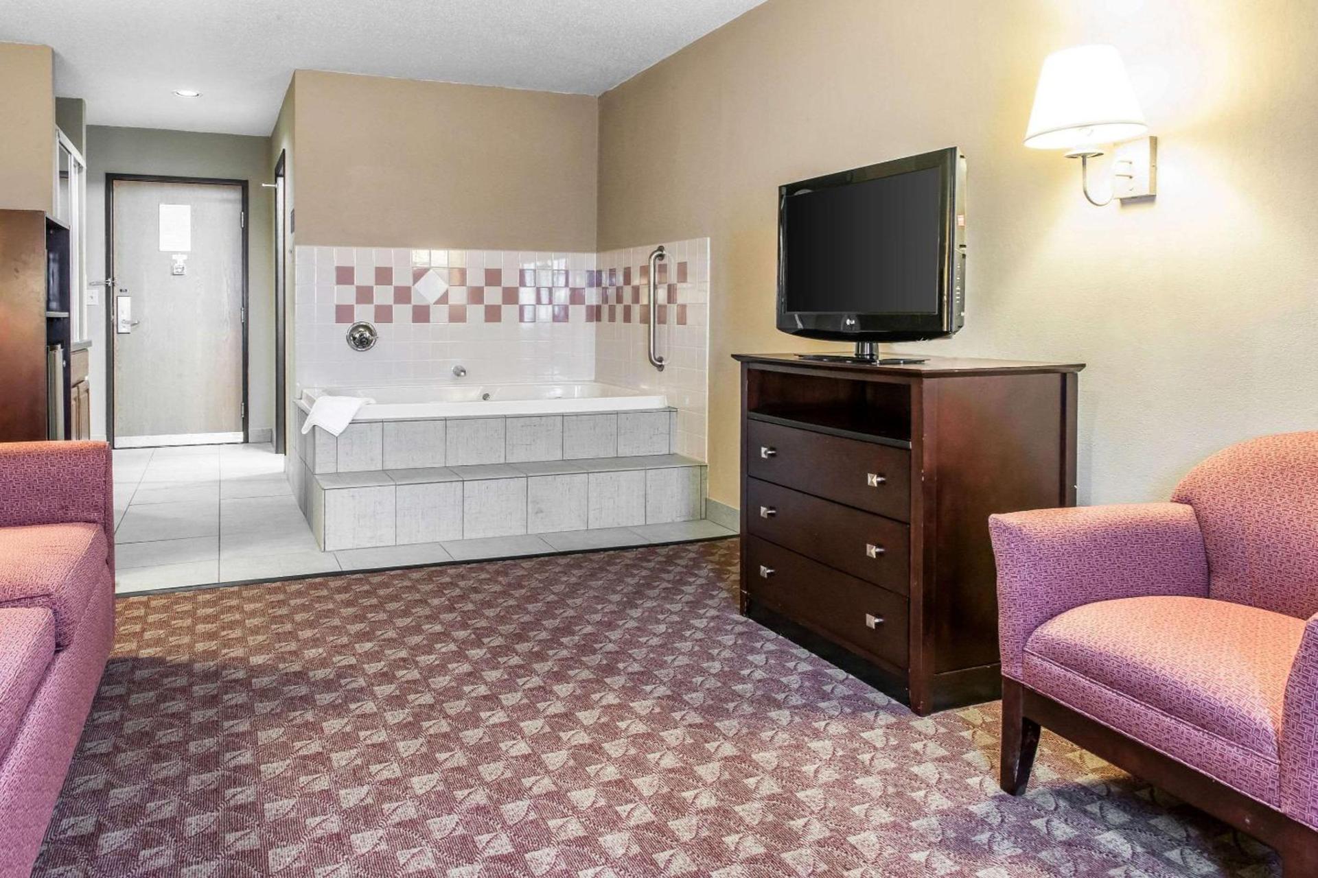 Quality Inn Defiance photo 17