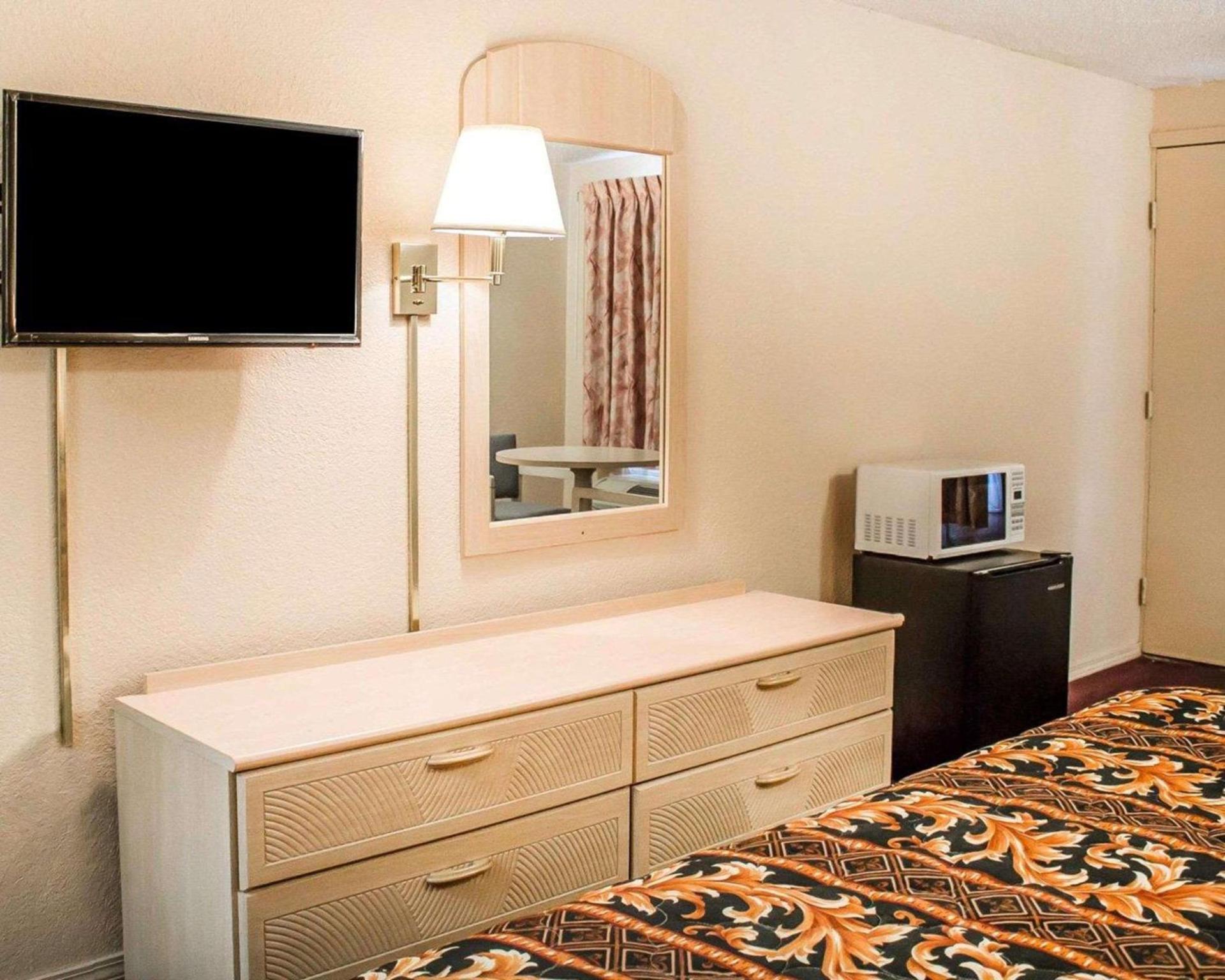 Rodeway Inn Findlay University Area photo 11