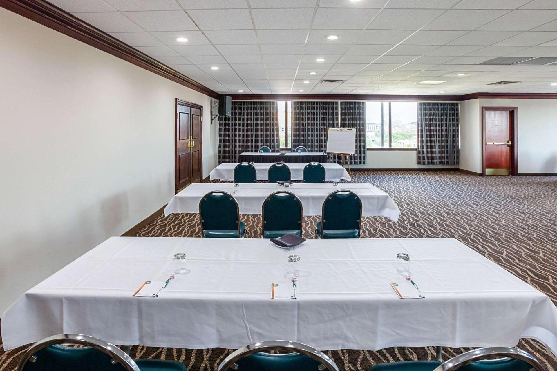 Quality Inn & Suites Cincinnati Downtown Area photo 13