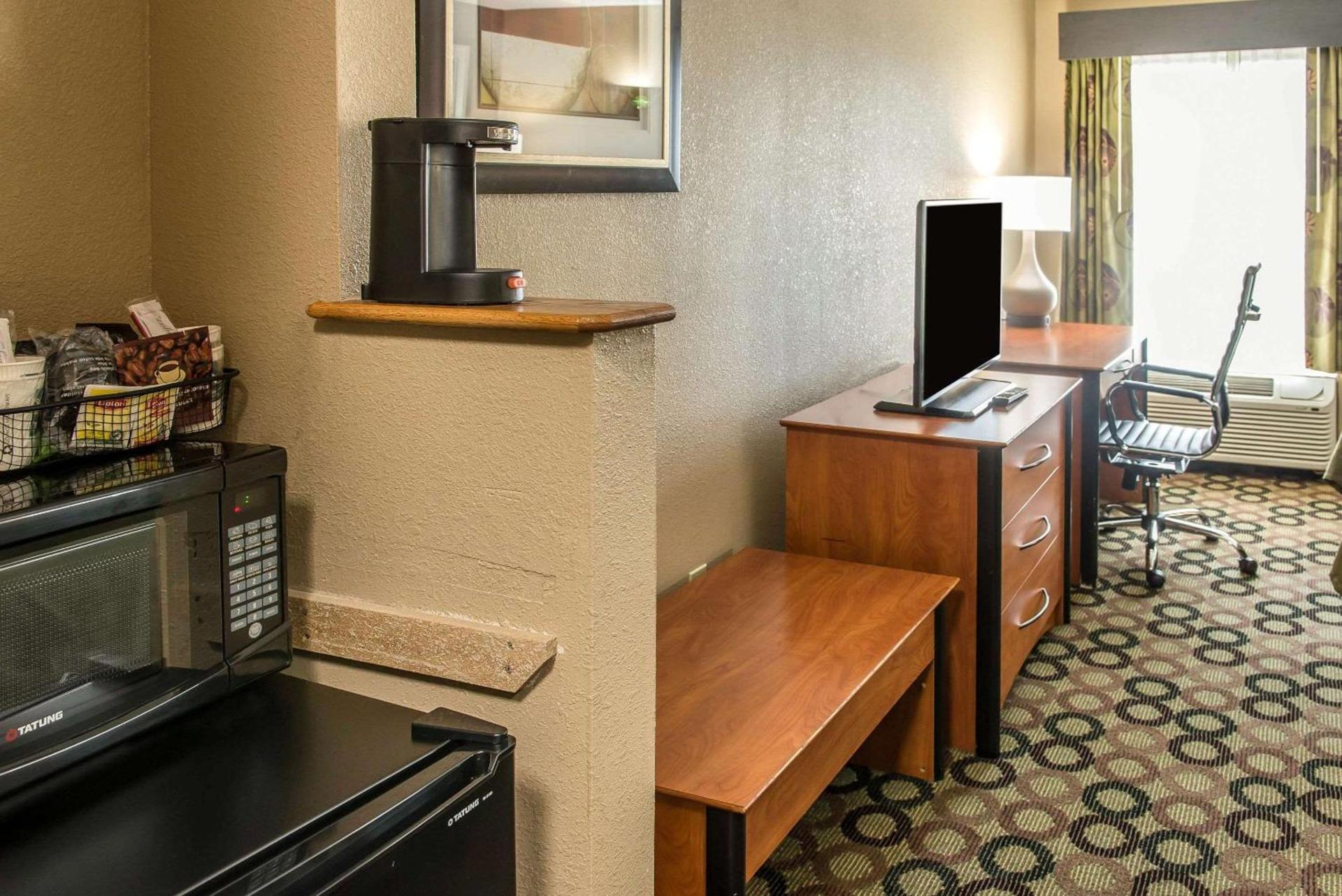 Quality Inn & Suites Columbus West - Hilliard photo 12