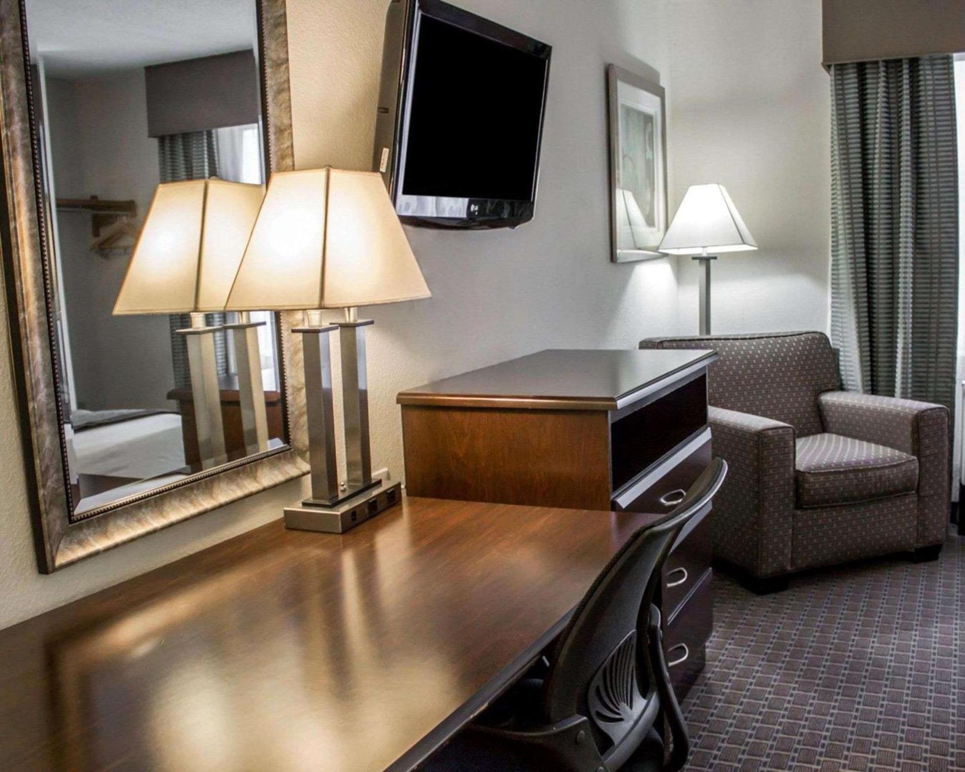 Copley Inn & Suites By OYO Akron OH photo 13