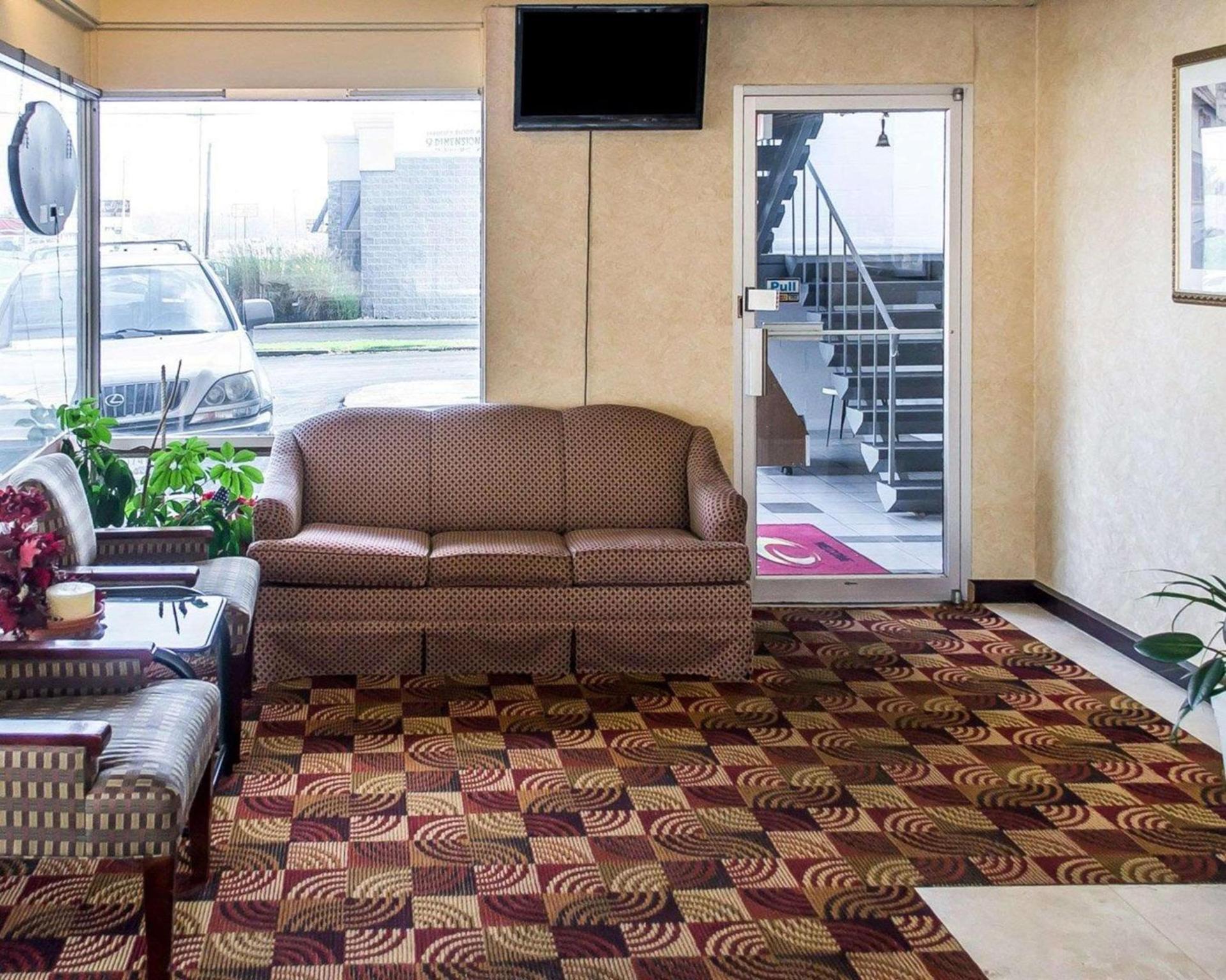 Economy Inn & Suites — hotel in Warren