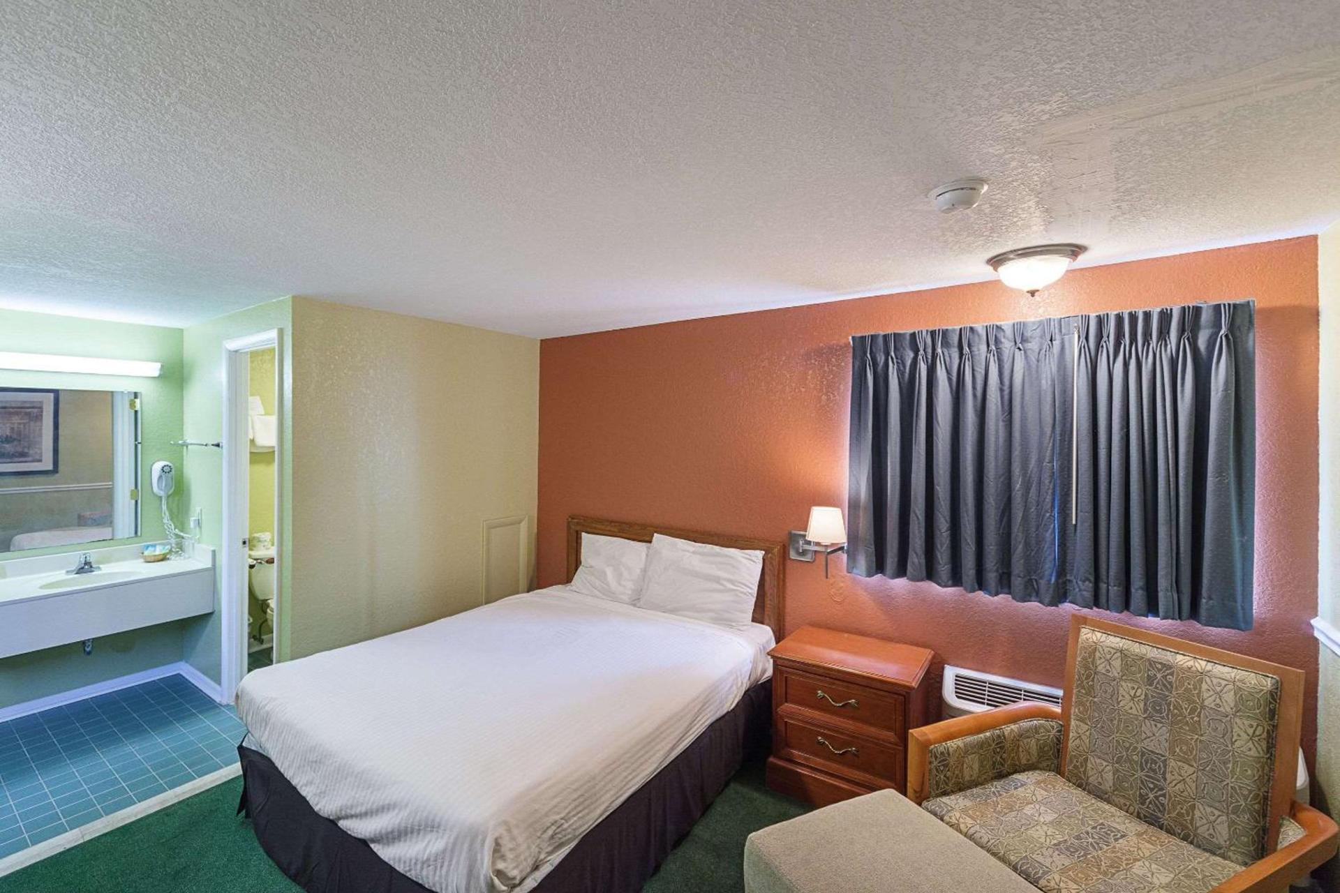Rodeway Inn Wauseon photo 2