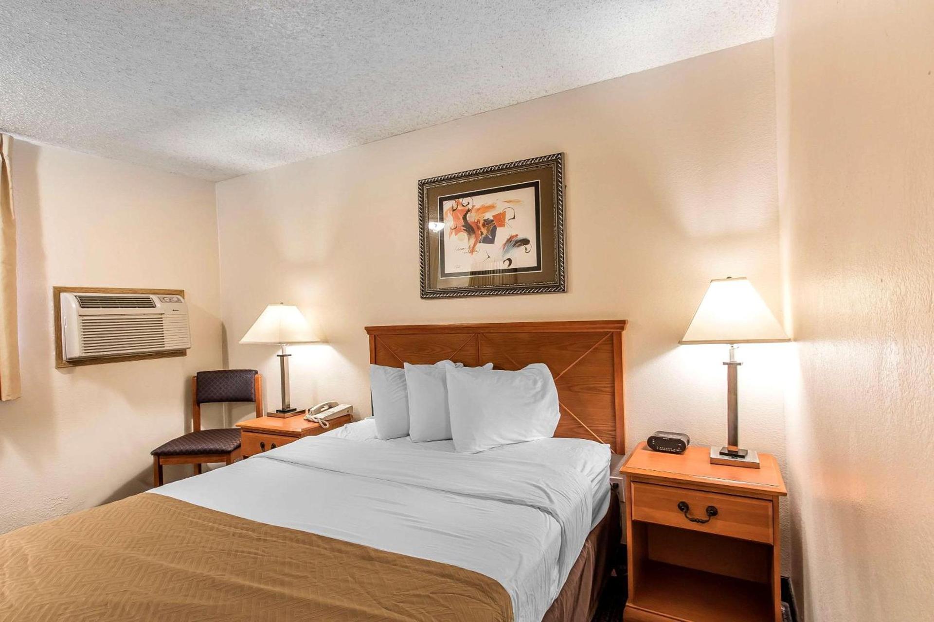 Brentwood Inn Clinton photo 13