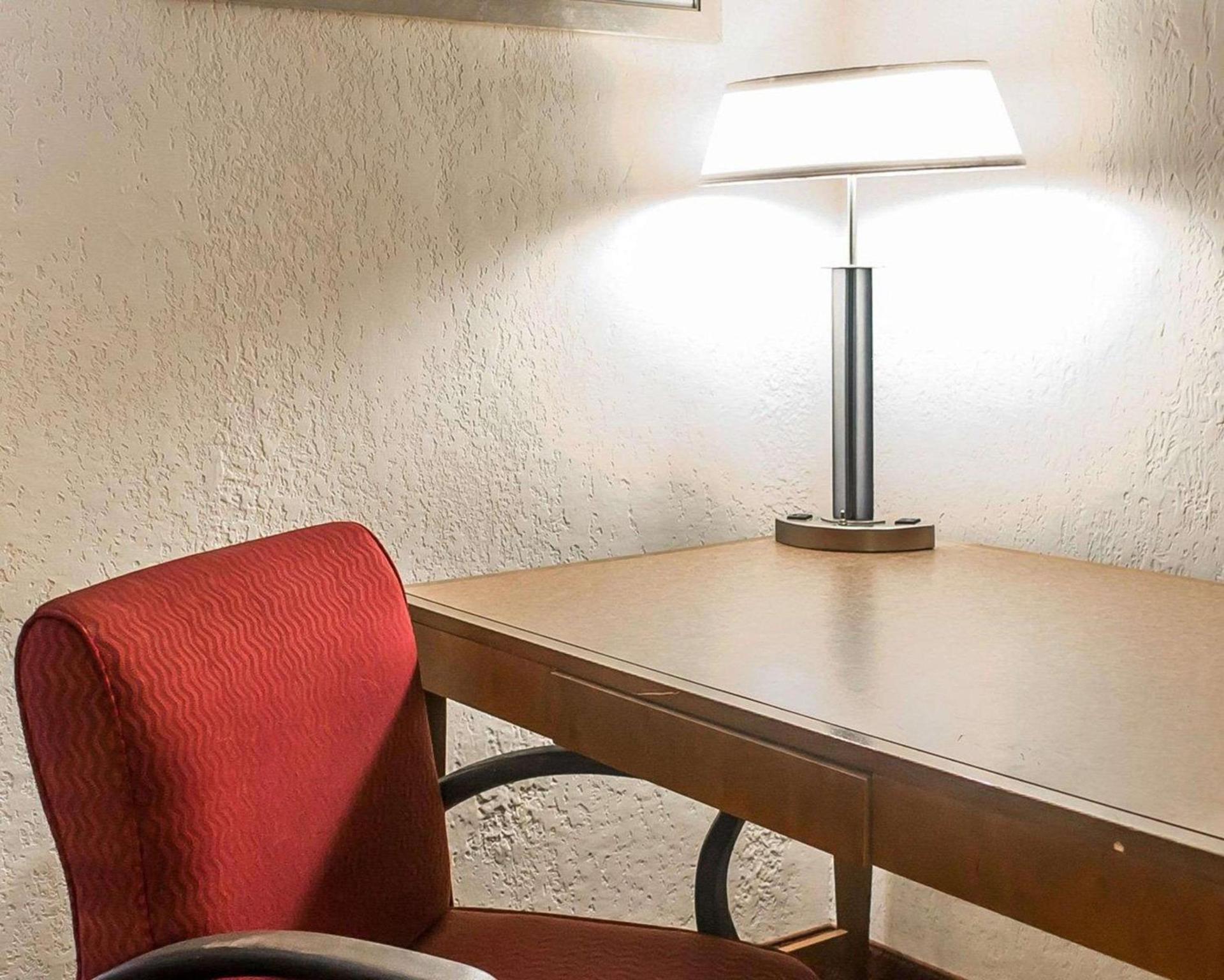 Economy Inn & Suites photo 2