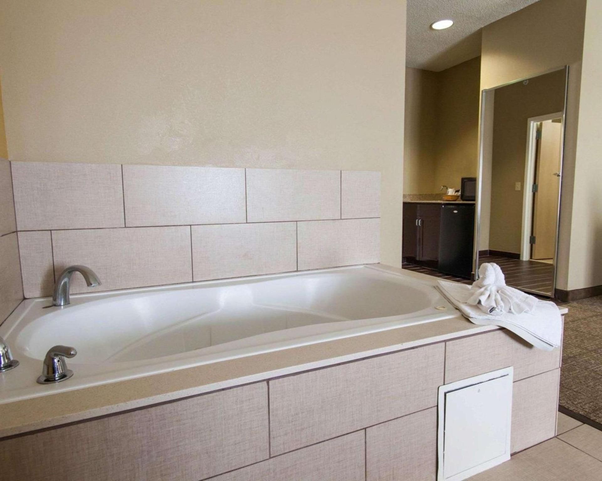 Comfort Suites Tulsa Central photo 19