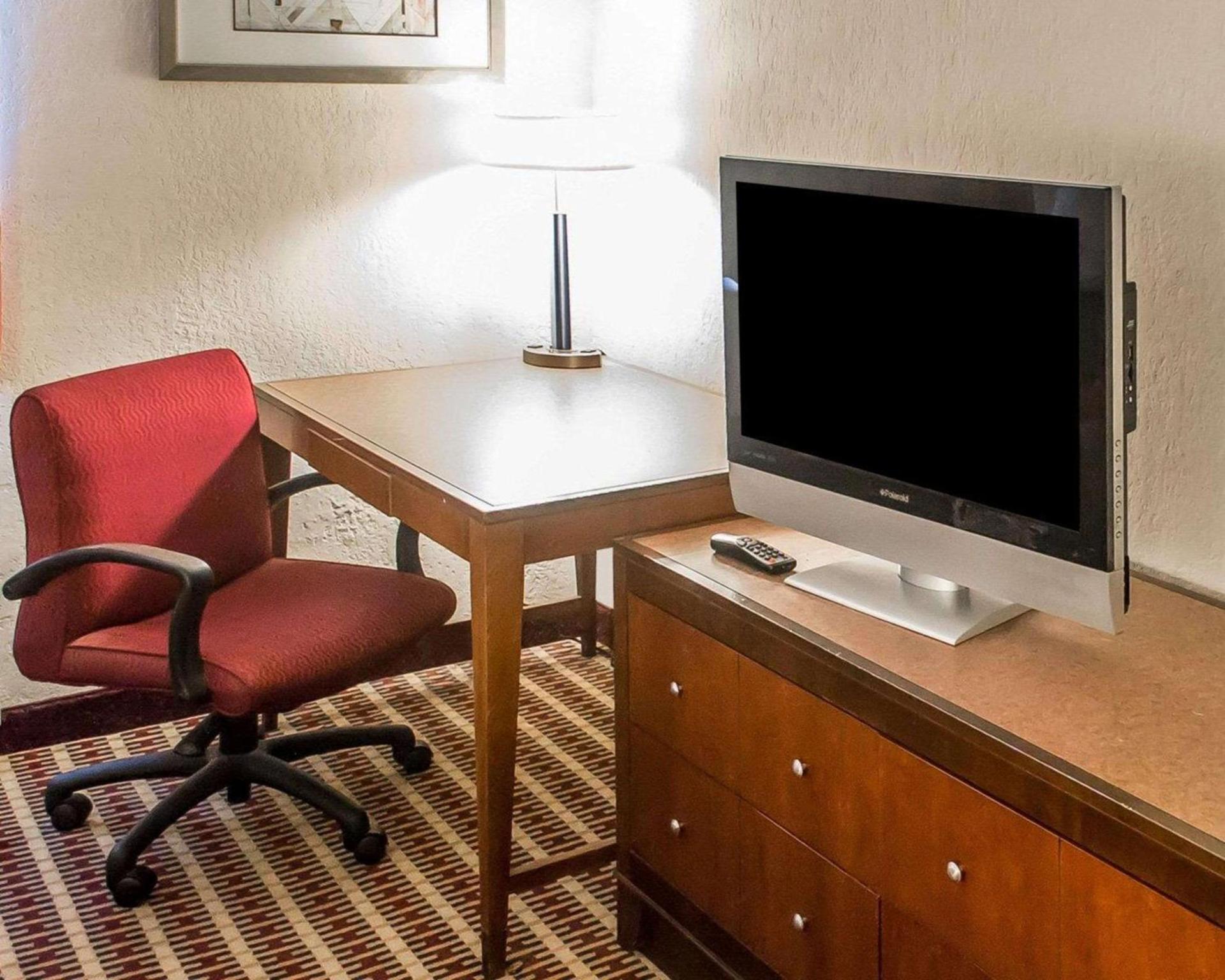 Economy Inn & Suites photo 12
