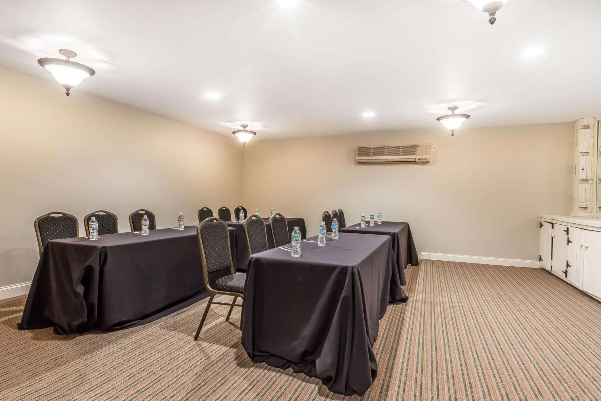 The Aurora Inn Hotel and Event Center photo 36