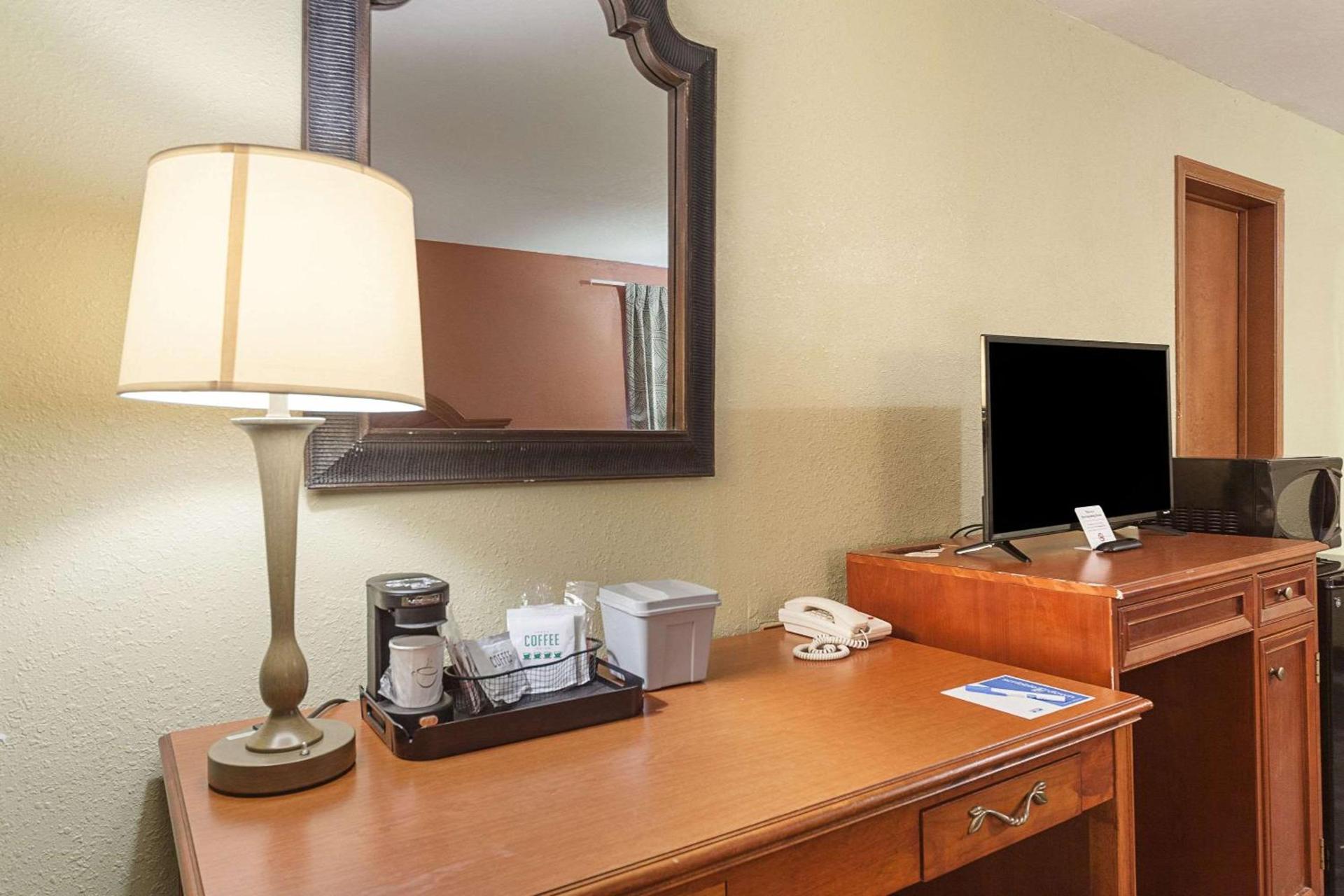 Rodeway Inn Wauseon photo 6