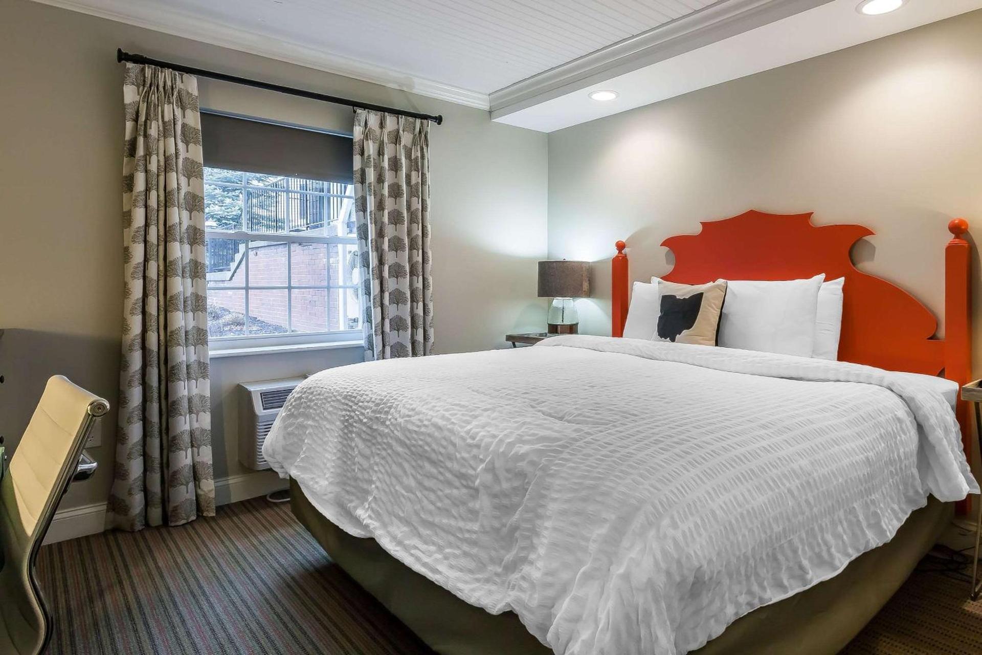 The Aurora Inn Hotel and Event Center photo 4