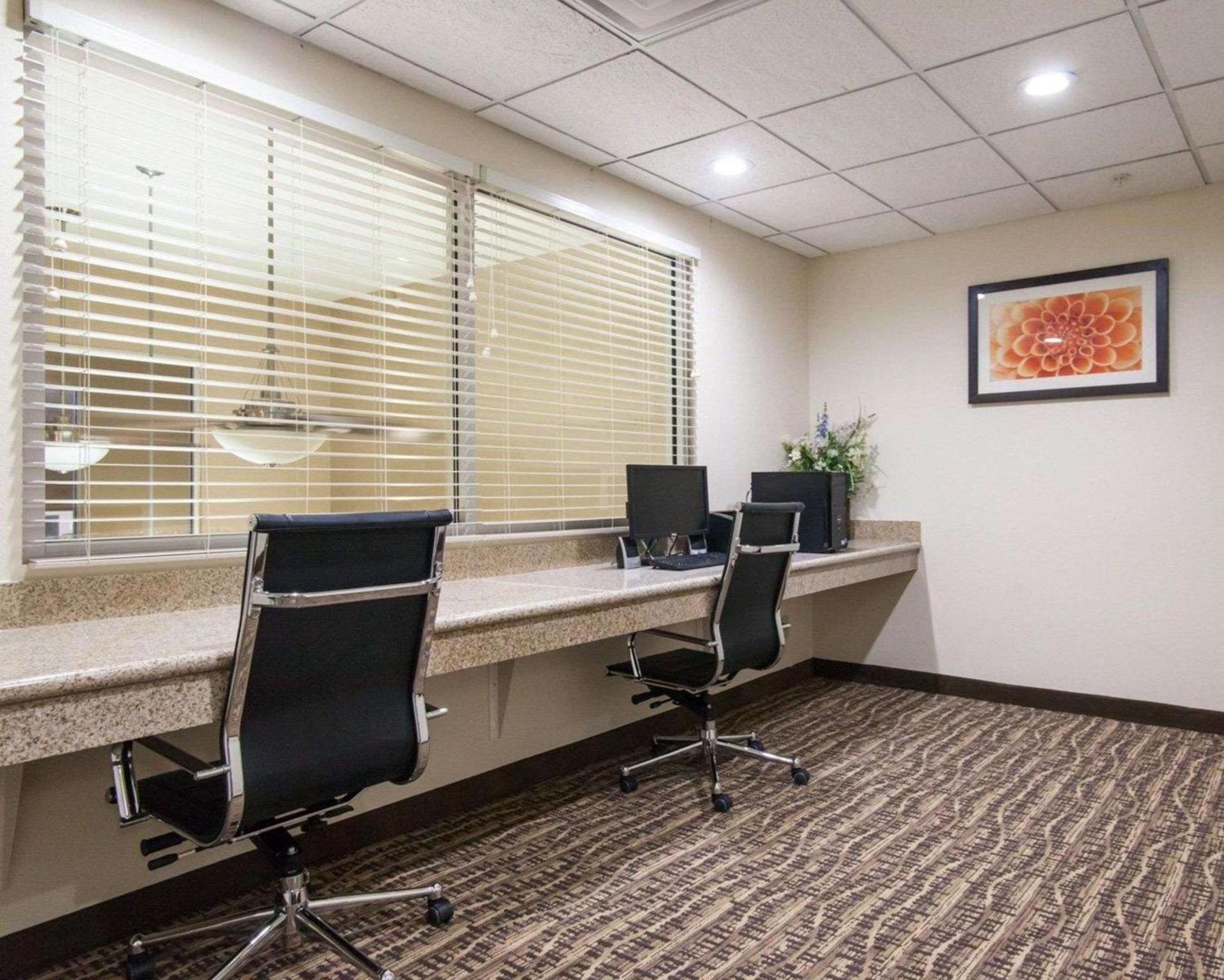 Comfort Suites Tulsa Central photo 37
