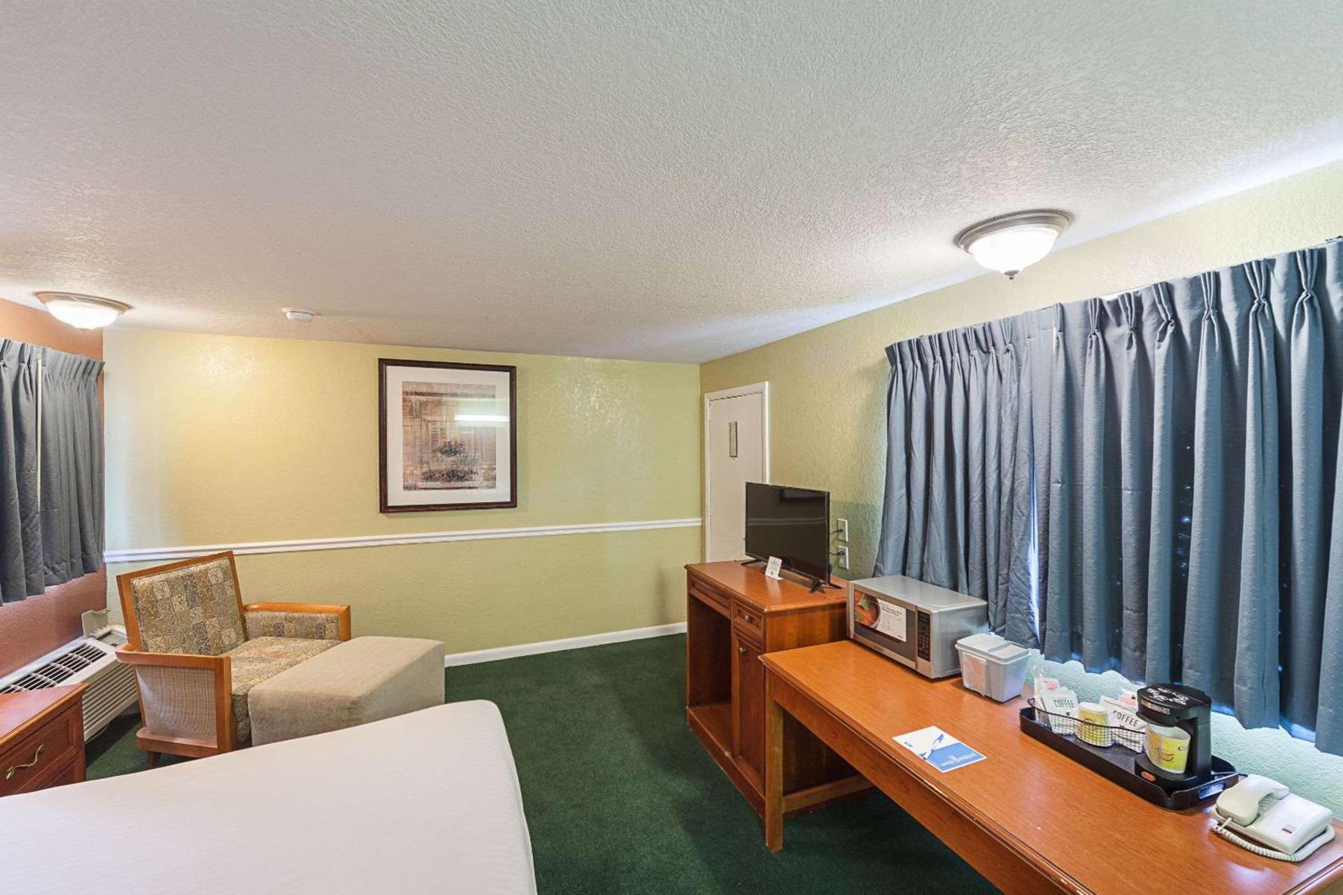 Rodeway Inn Wauseon photo 9