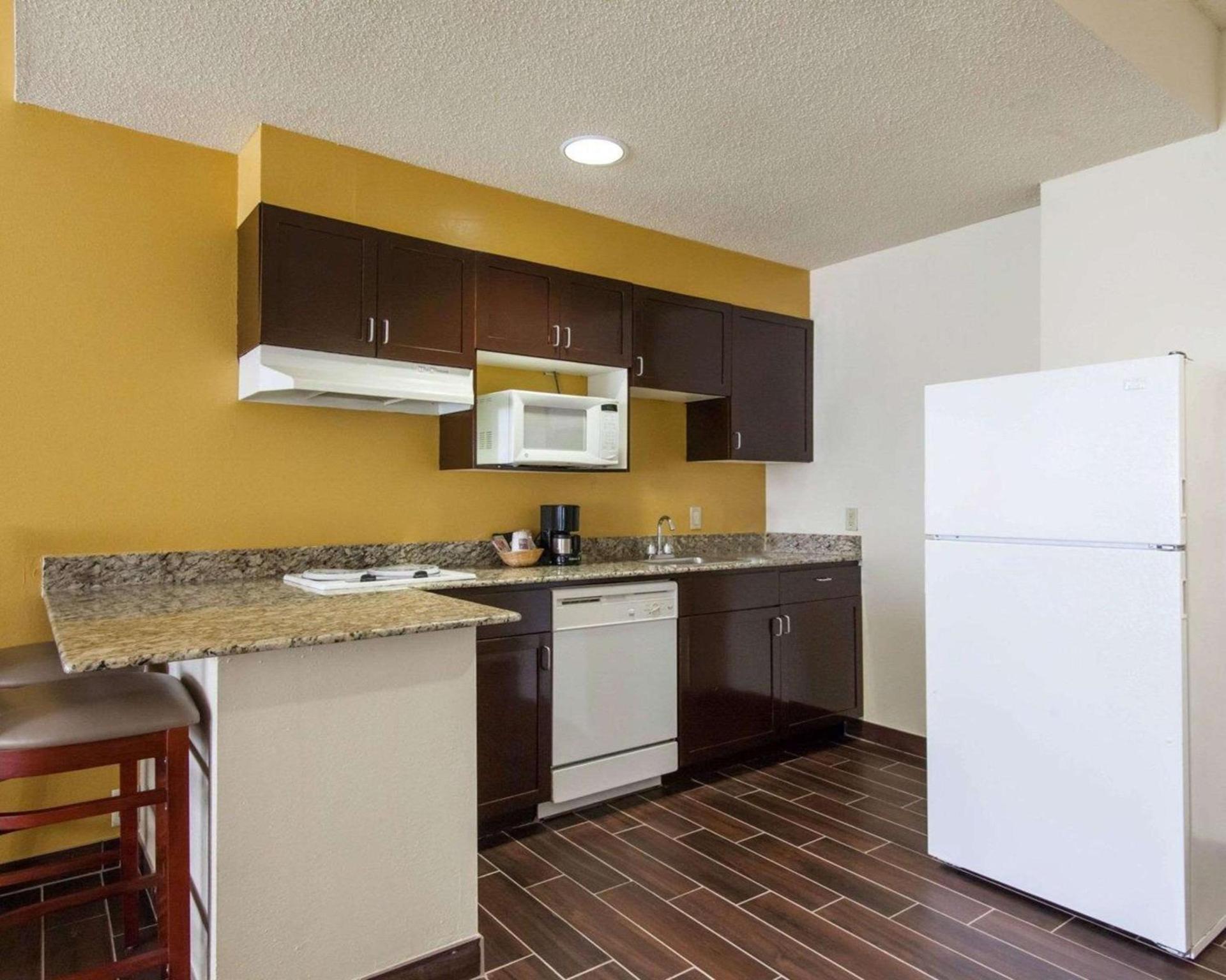 Comfort Suites Tulsa Central photo 22