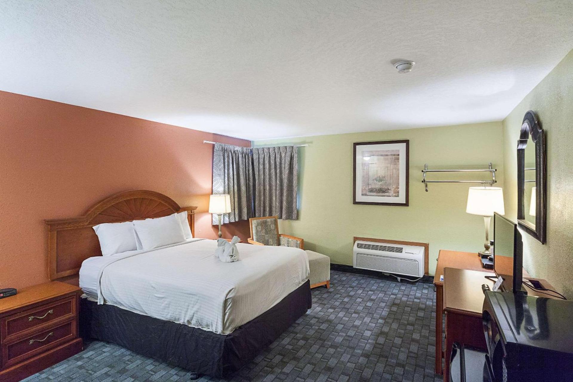 Rodeway Inn Wauseon photo 11